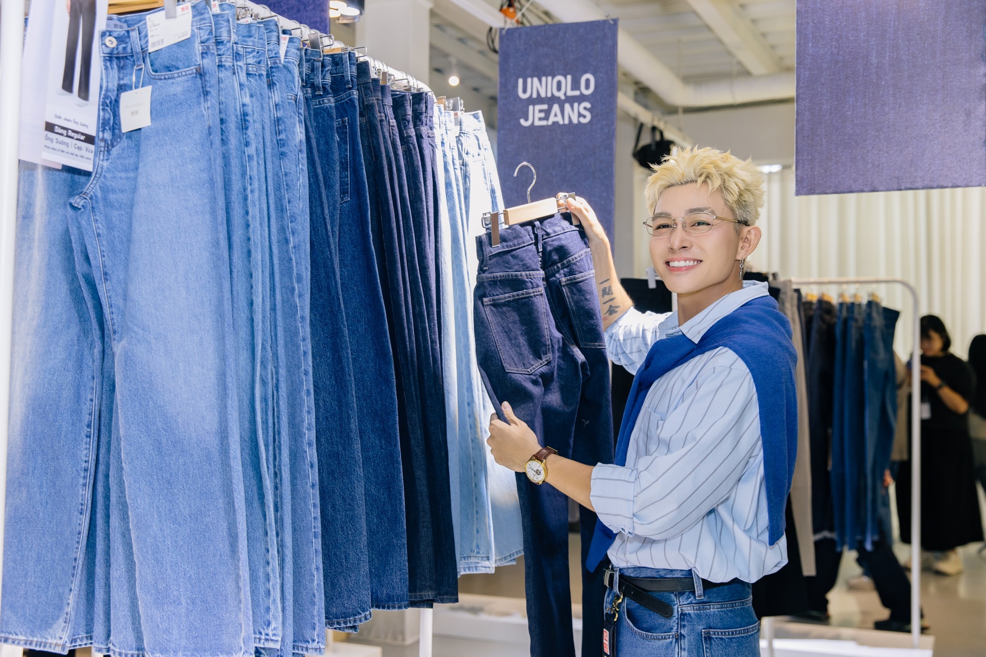  Chiếc quần jeans ống suông xanh nhạt kết hợp giày sneaker trắng giúp tổng thể nam ca sĩ thêm phần trẻ trung, dễ ứng dụng cho những ngày dạo phố mùa thu.