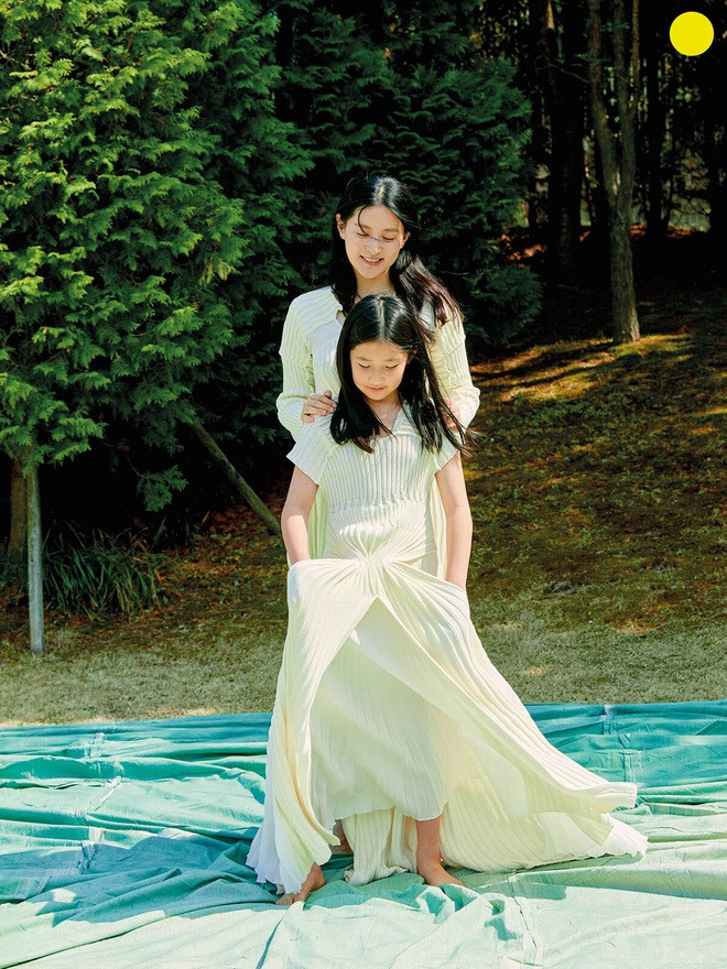 Lee Young - ae và con gái. Ảnh: Naver