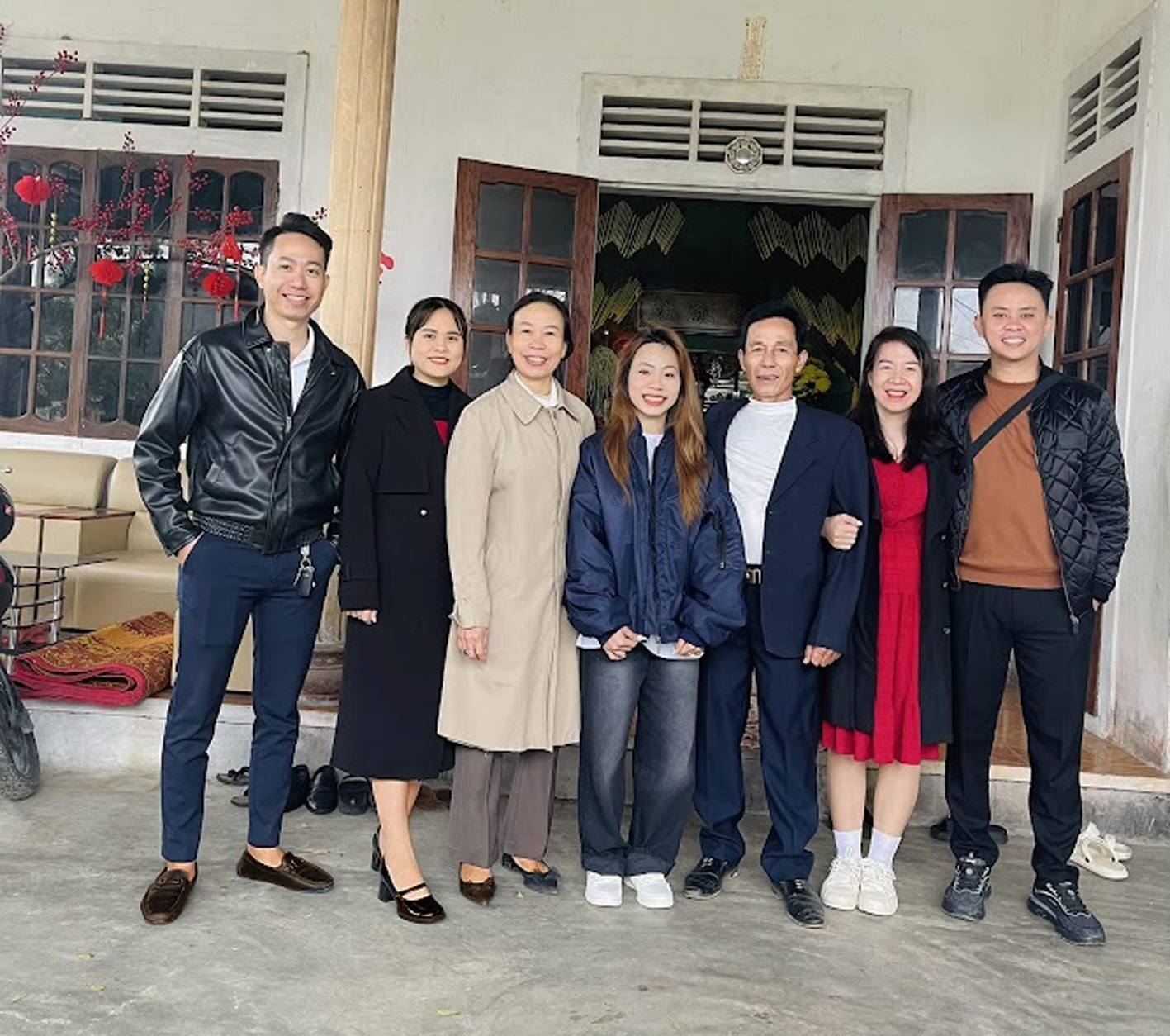 Nhà đông anh chị em, tác giả (thứ hai từ phải sang) vẫn cảm thấy hạnh phúc đủ đầy - Ảnh do tác giả cung cấp