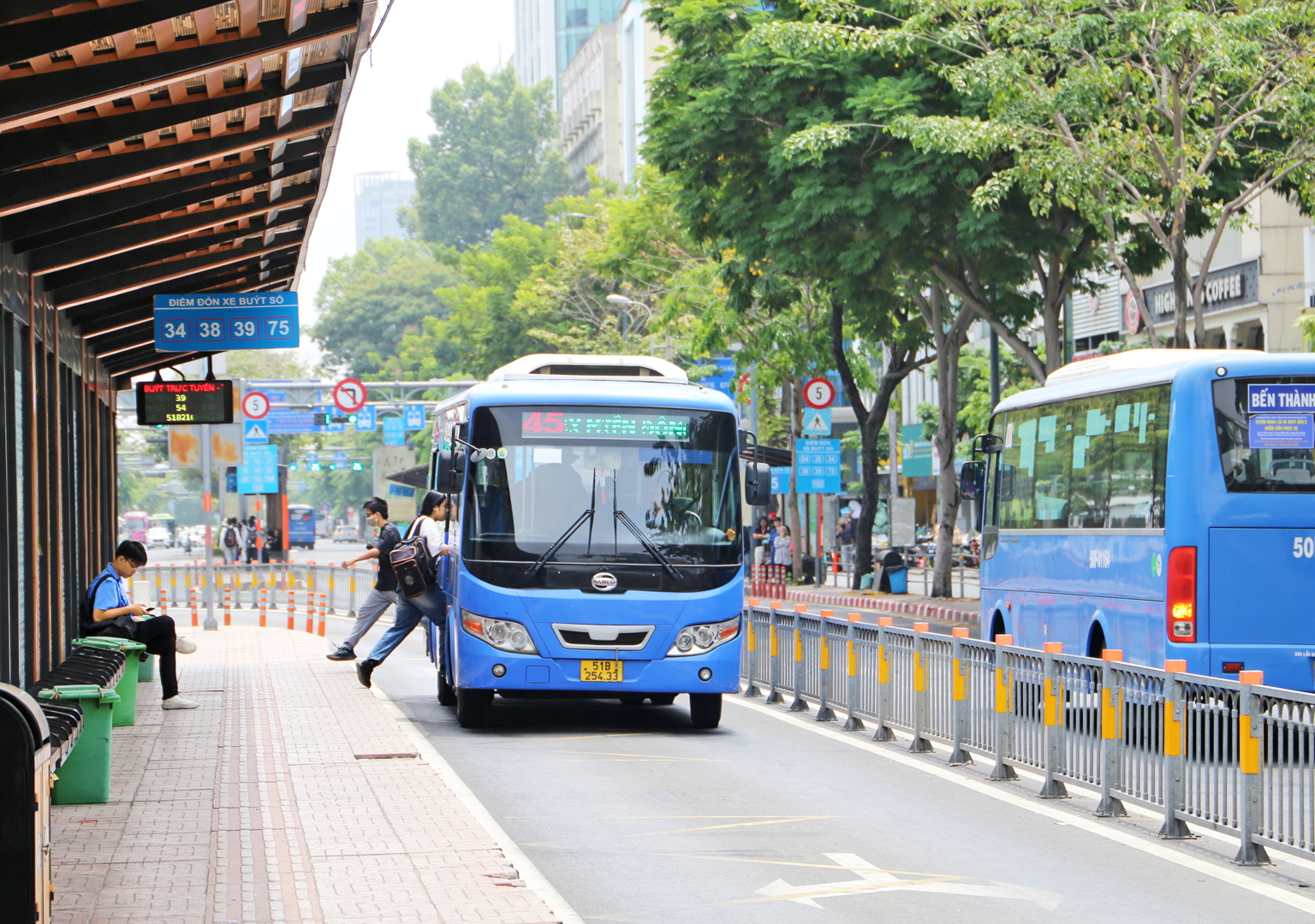 Mở làn riêng cho xe buýt nhanh: Cần đồng bộ hạ tầng và cách quản lý Xe buýt điện vận hành trên đường Hàm Nghi, phường Bến Thành, TPHCM