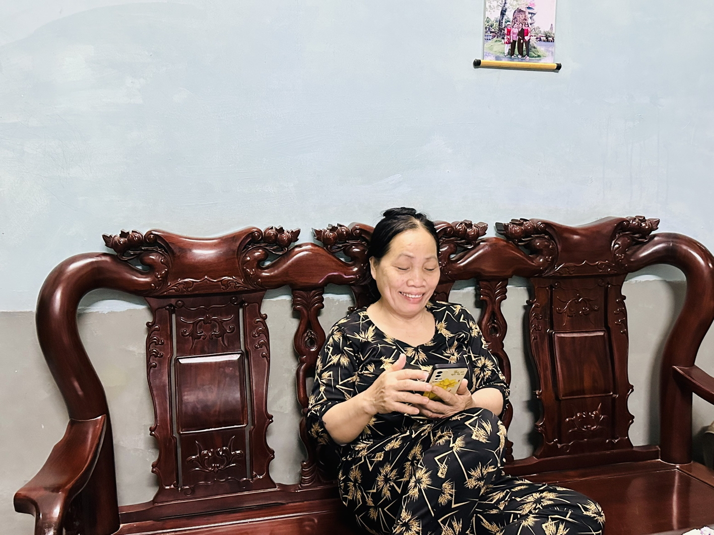 Má vui vẻ bên “người bạn” mới - Ảnh do tác giả cung cấp