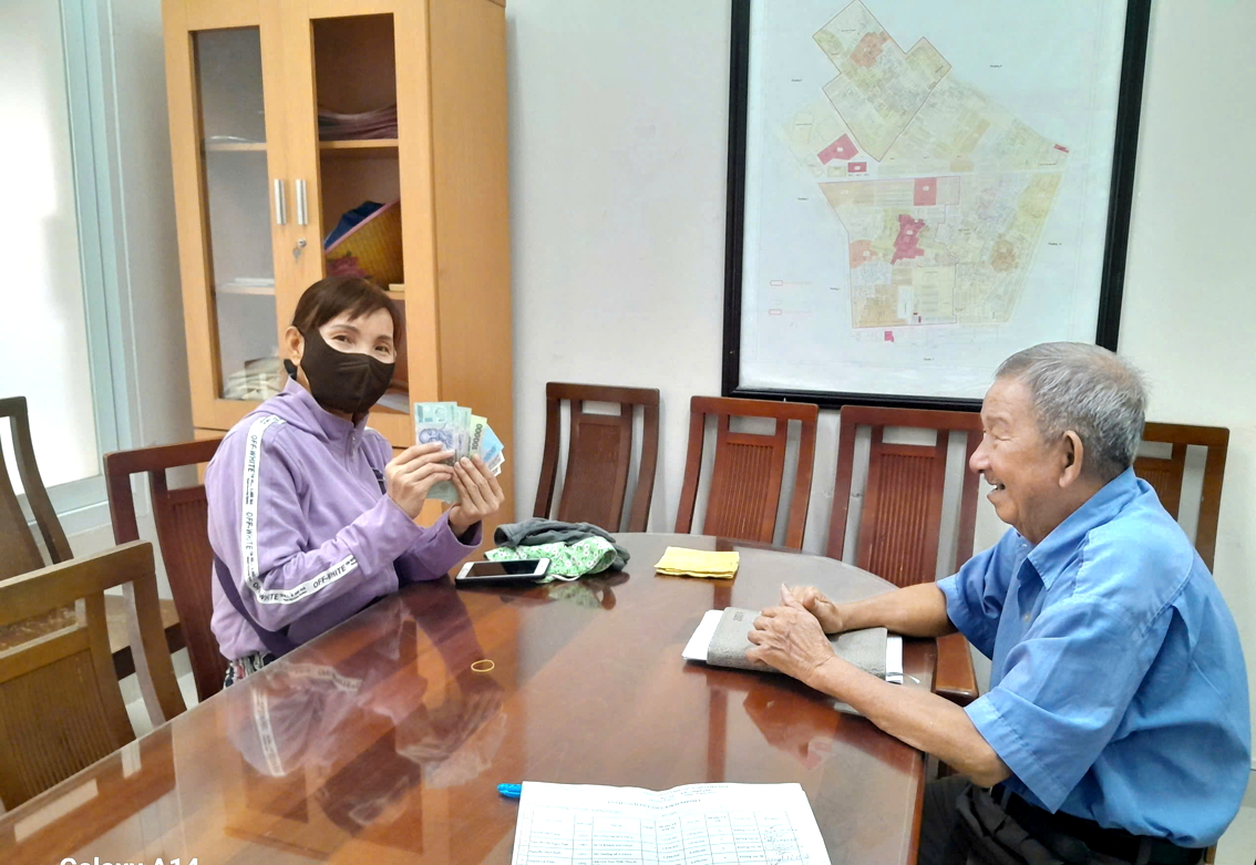 Ông Nguyễn Vinh Ngọc (bìa phải) trao vốn tín dụng tiết kiệm cho phụ nữ khó khăn 