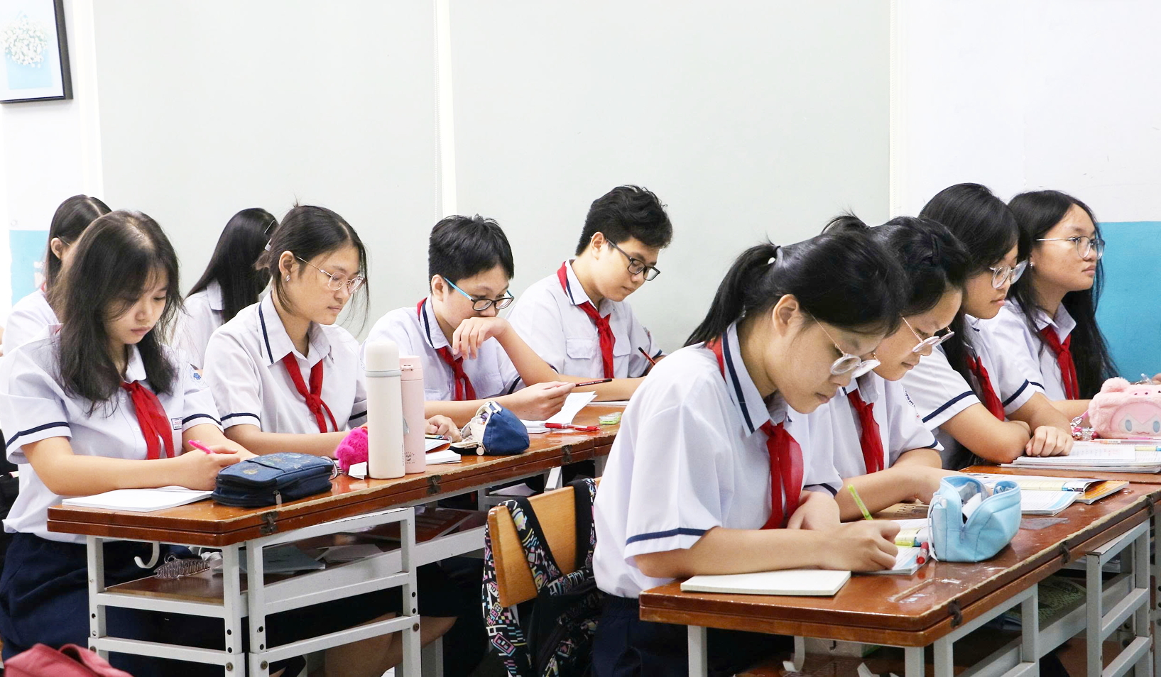 Học sinh lớp Chín Trường THCS Nguyễn Du (phường Bến Thành, TPHCM) trong một tiết học buổi 1