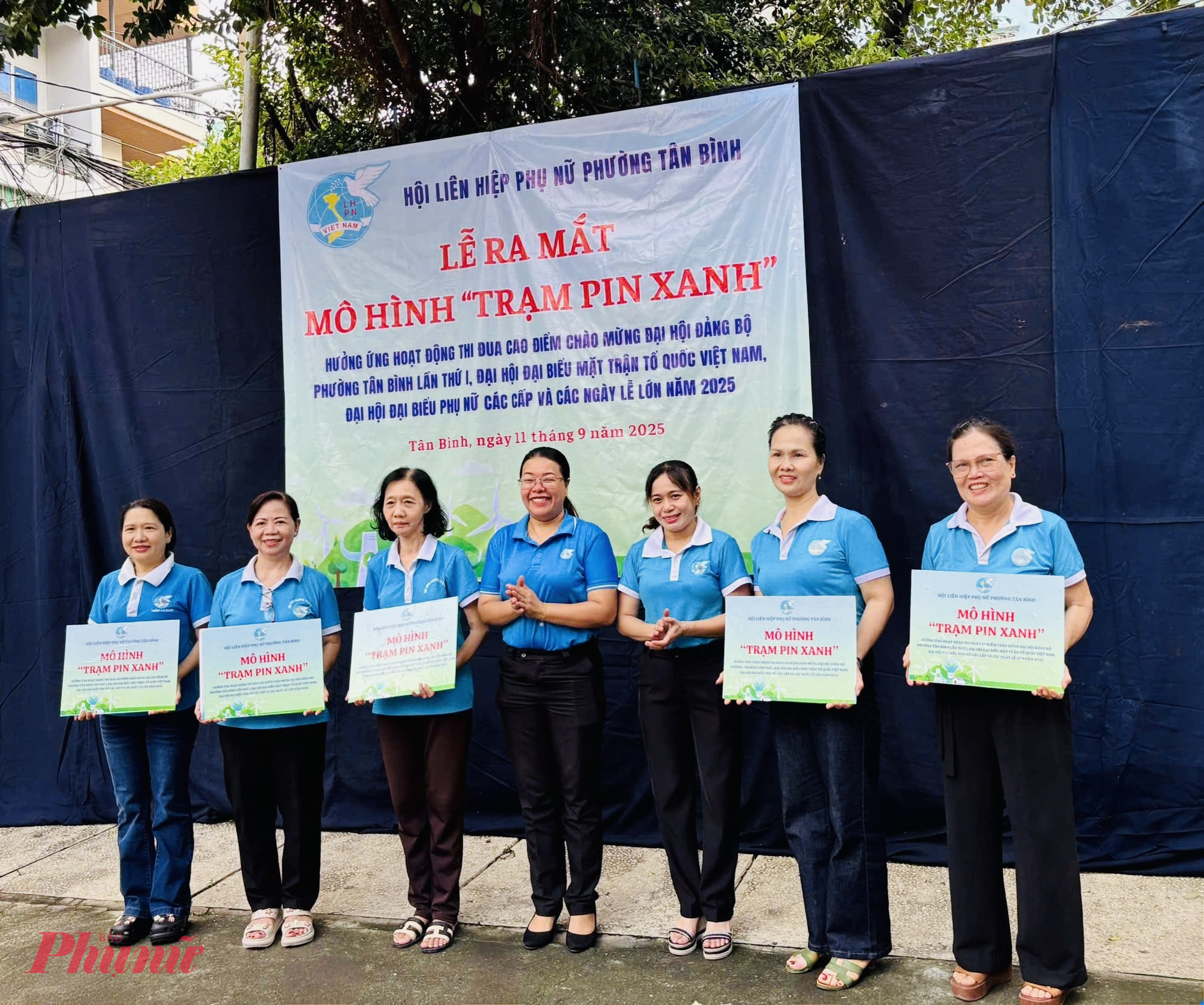 Bà Nguyễn Thị Phương Loan –Chủ tịch Hội LHPN phường và Bà Nguyễn Thị Diệu Quyên – Phó chủ tịch Hội LHPN phường trao bảng tượng trưng mô hình “Trạm pin xanh” cho các chi hội