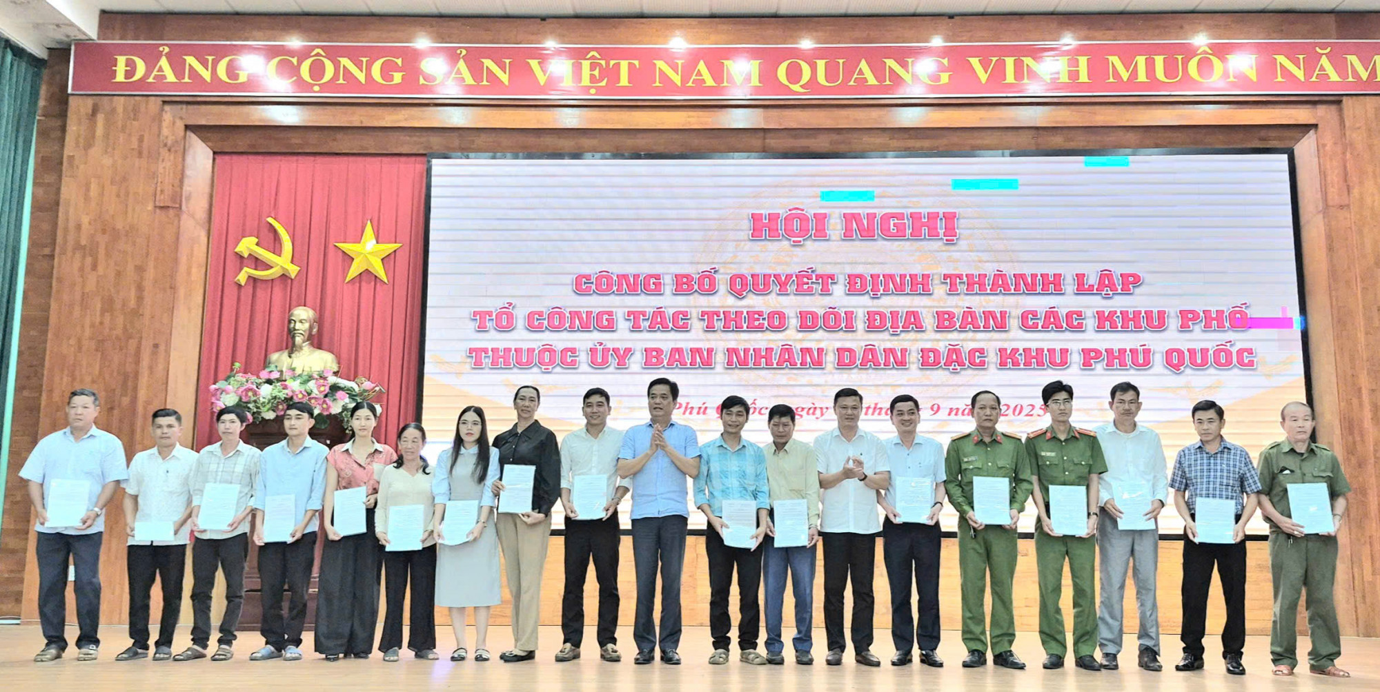 Ông Lê Quốc Anh - Bí thư Đặc khu Phú Quốc trao quyết định thành lập 8 tổ công tác cơ sở - Ảnh CTV