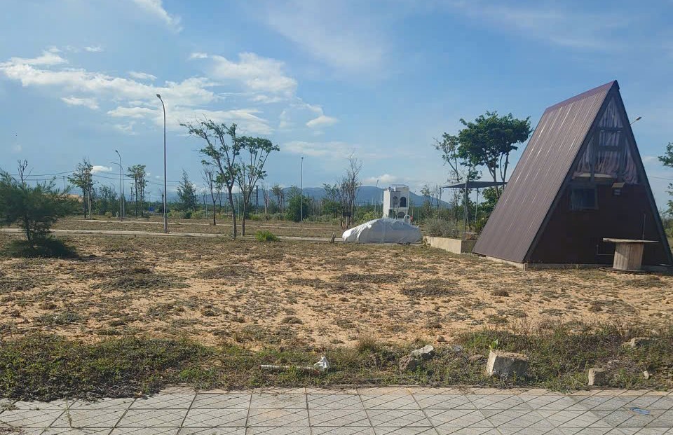 Bức xúc, nhiều hộ dân phải xây nhà tạm trên đất