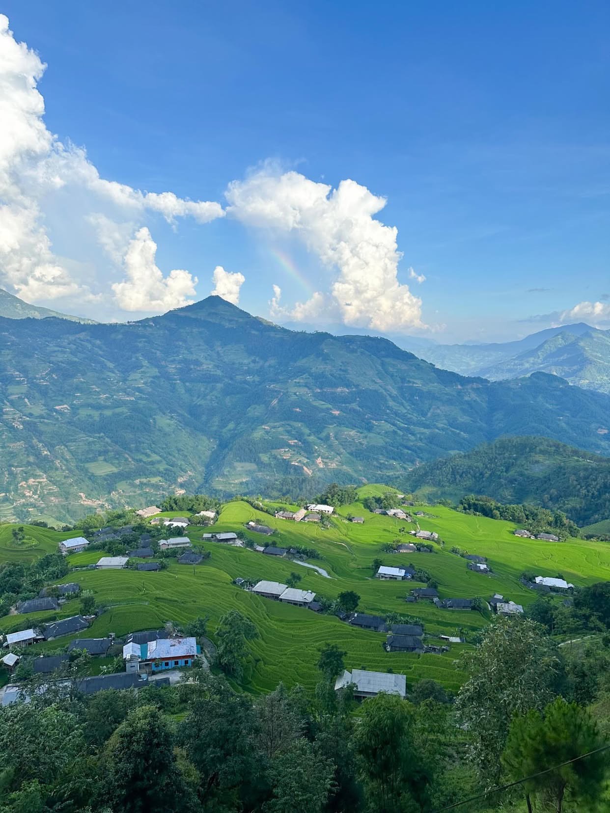 Đặt biệt, thảo nguyên Suôi Thầu là một trong những địa điểm thu hút nhiều du khách ghé thăm mùa hoa tam giác mạch bởi ở đây được ví như ''Thụy Sĩ thu nhỏ'' tại Hà Giang, hội tụ cảnh sắc núi rừng hùng vĩ và bầu không khí trong lành. Đây cũng là thời điểm thảo nguyên Suôi Thầu bước vào những ngày đẹp nhất trong năm. Tiết trời se lạnh, bầu trời xanh cao vời vợi, từng đám mây trắng trôi lững lờ trên đỉnh núi tạo nên khung cảnh lãng mạn, yên bình.