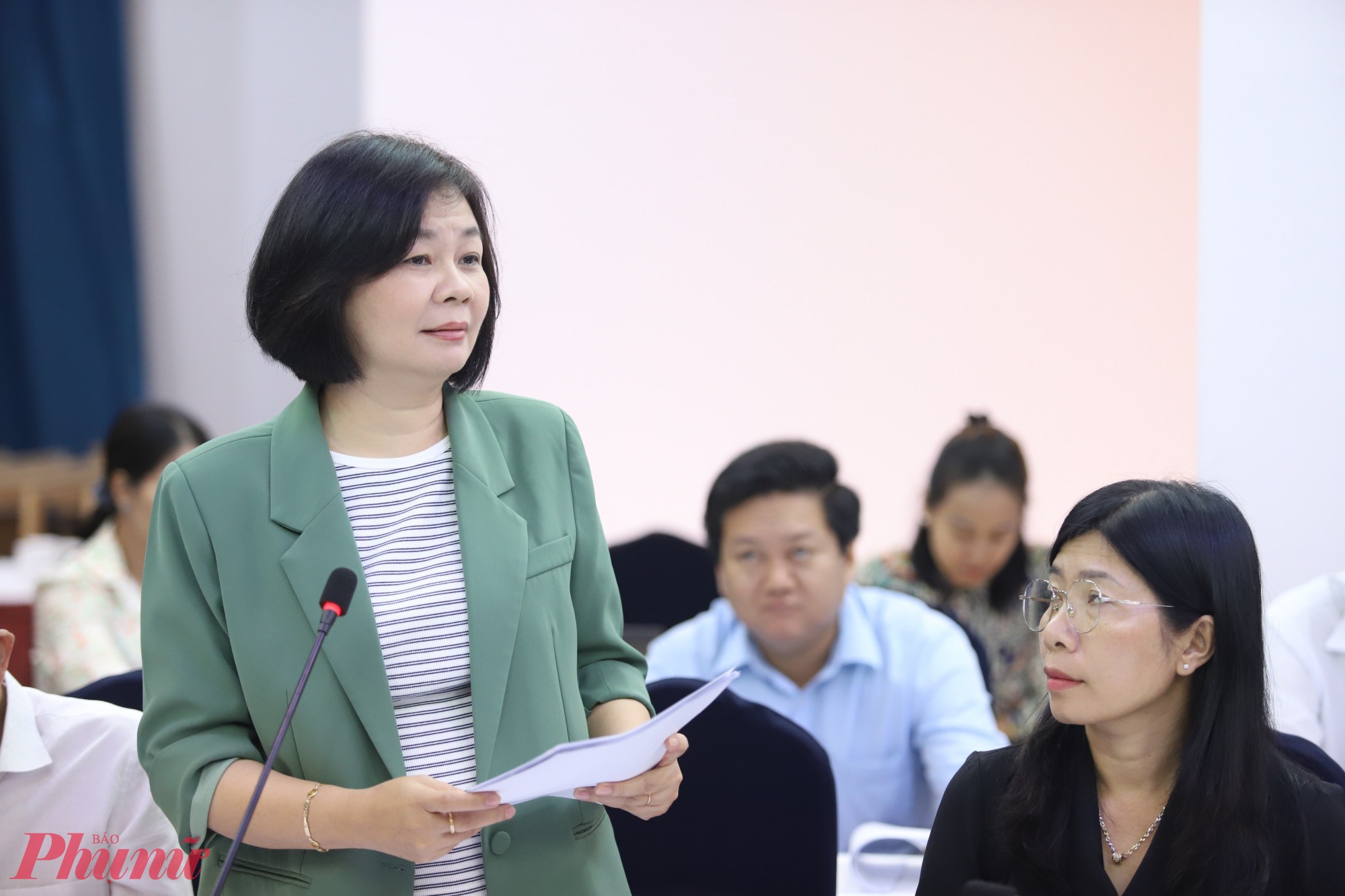 Bà Lý Việt Trung - Tổng biên tập báo Phụ Nữ TPHCM đóng góp ý kiến tại buổi toạ đàm - Ảnh: Thanh Tâm
