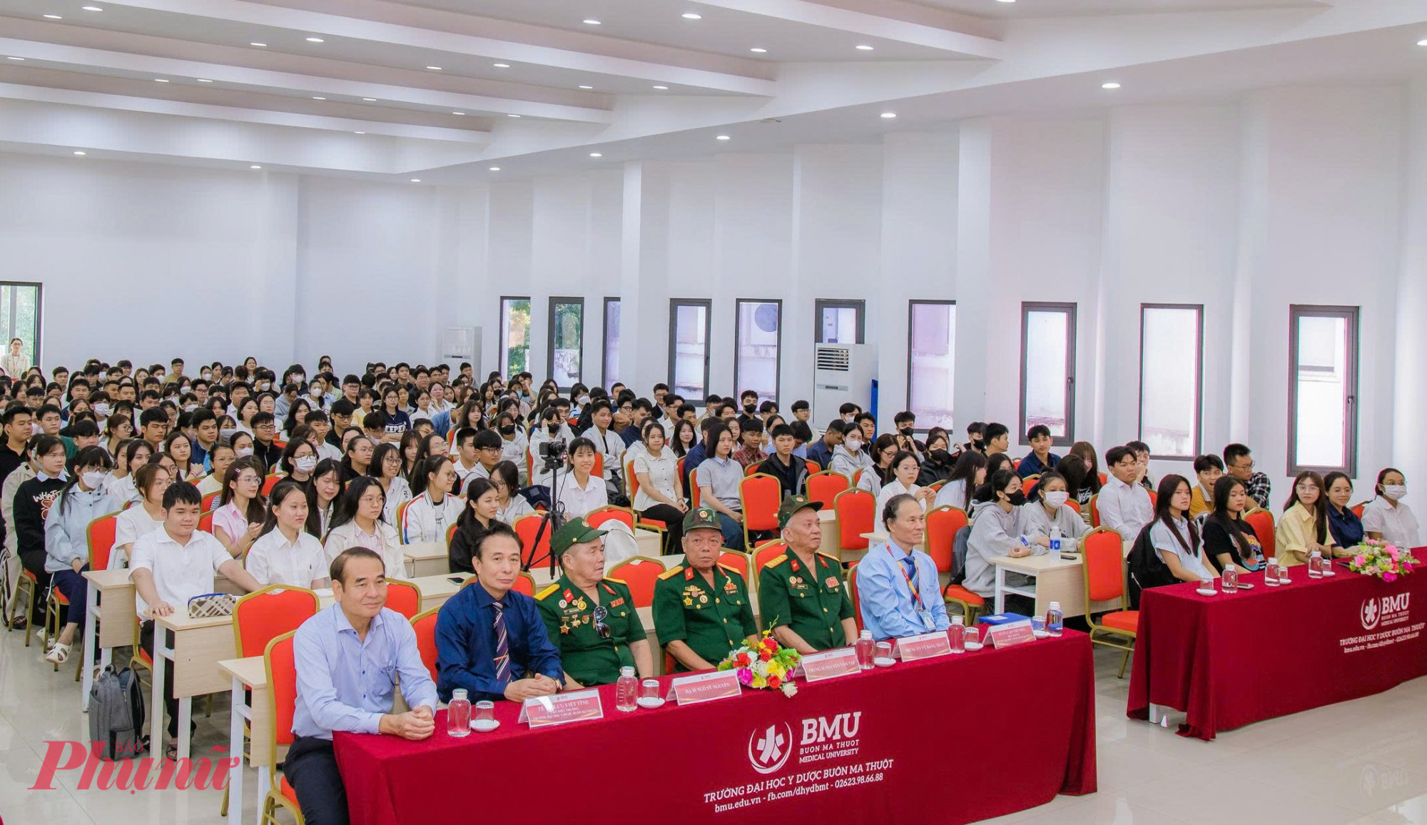Chương trình đã thu hút hàng trăm sinh viên tham dự