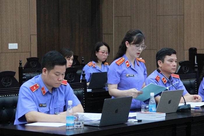 Chú thích ảnh: Đại diện VKS tiến hành đối đáp tại tòa - Ảnh: N.A