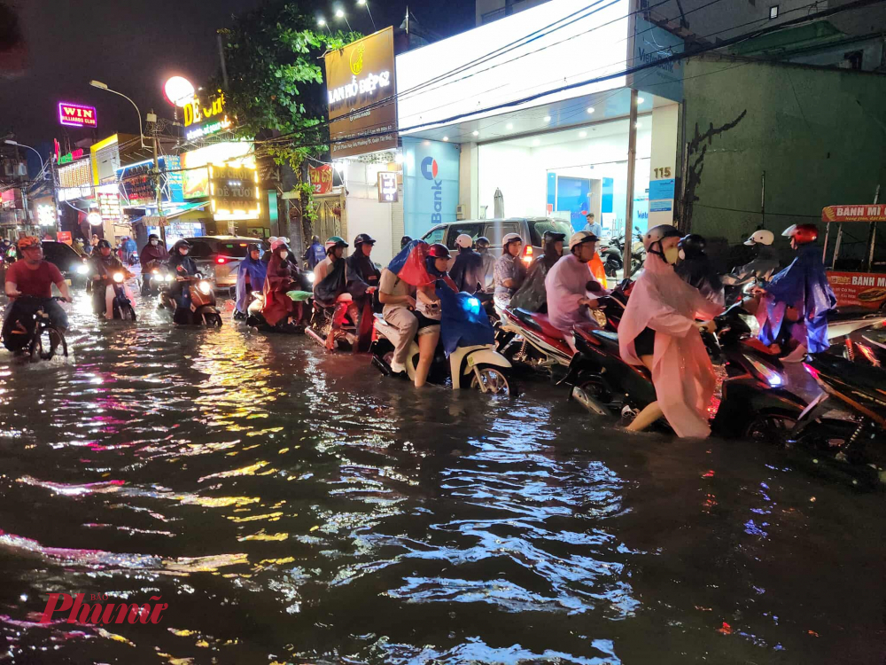 Đường Phan Huy Ích bị ngập nặng. Ảnh Nguyễn Văn