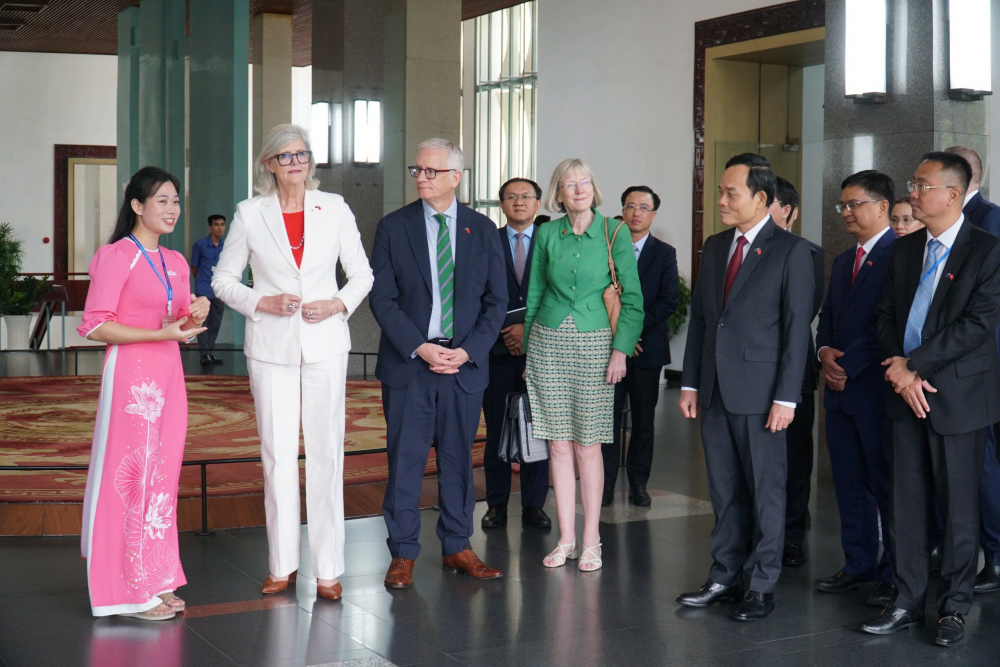 Toàn quyền Úc Sam Mostyn (thứ hai từ trái sang) và phu quân Simeon Beckett (thứ ba từ trái sang) lắng nghe câu chuyện lịch sử về Dinh Thống Nhất