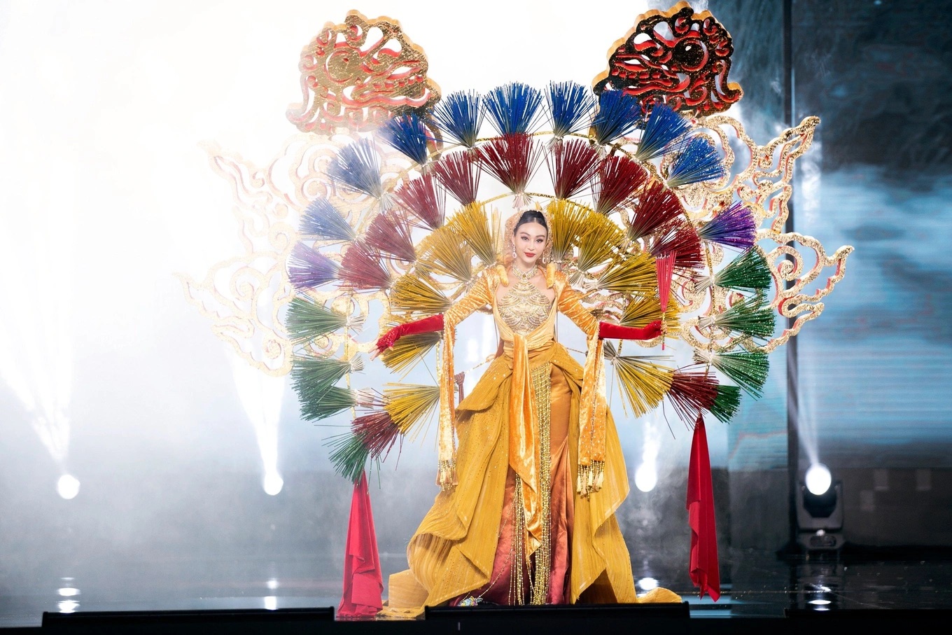 Không chỉ năm nay, các mùa Miss Grand Vietnam với phần thi trang phục dân tộc luôn gây chú ý bởi nhiều ý tưởng thiết kế độc lạ. Trang phục dân tộc “Thị Hương” của Bùi Thế Lộc tại Miss Grand Vietnam 2023 là một thiết kế nhằm tôn vinh làng nghề làm hương nhiều ý kiến cho rằng bộ cánh  quá cồng kềnh, rối mắt và khó trình diễn. Phần kết cấu phía sau khổng lồ khiến tổng thể trang phục mất cân đối, làm lu mờ vóc dáng của người trình diễn và giảm tính linh hoạt trên sân khấu.