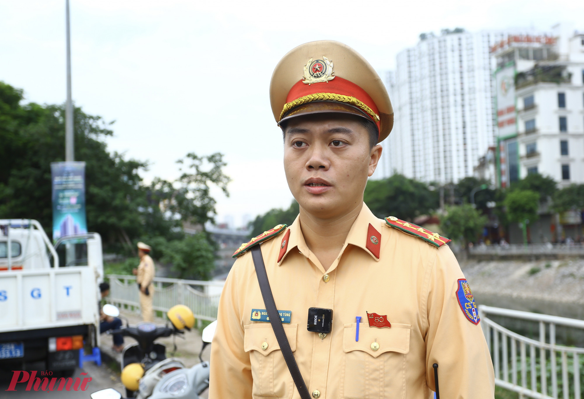 Thượng uý Nguyễn Hoàng Tùng - cán bộ Đội CSGT đường bộ số 3 thông tin, nhằm bảo đảm an toàn giao thông cho lứa tuổi học sinh, Phòng CSGT sẽ bố trí lực lượng tuần tra, kiểm soát, kịp thời phát hiện, và xử lý nghiêm những trường hợp học sinh, sinh viên, phụ huynh điều khiển phương tiện vi phạm các quy định về trật tự an toàn giao thông. Công tác này sẽ được thực hiện thường xuyên, liên tục các ngày trong tuần và xuyên suốt năm học.