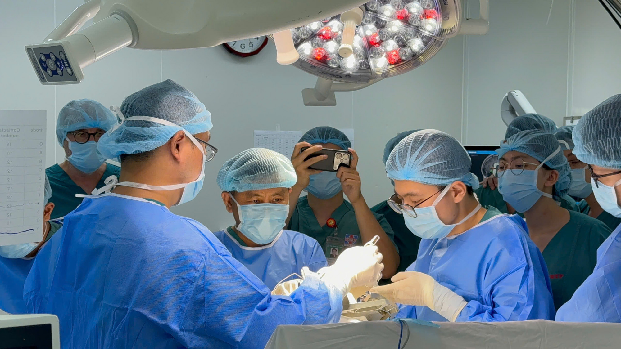 Ê-kíp bác sĩ Bệnh viện Nguyễn Tri Phương thực hiện phương pháp SEEG điều trị động kinh cho nữ bệnh nhân, ảnh BVCC