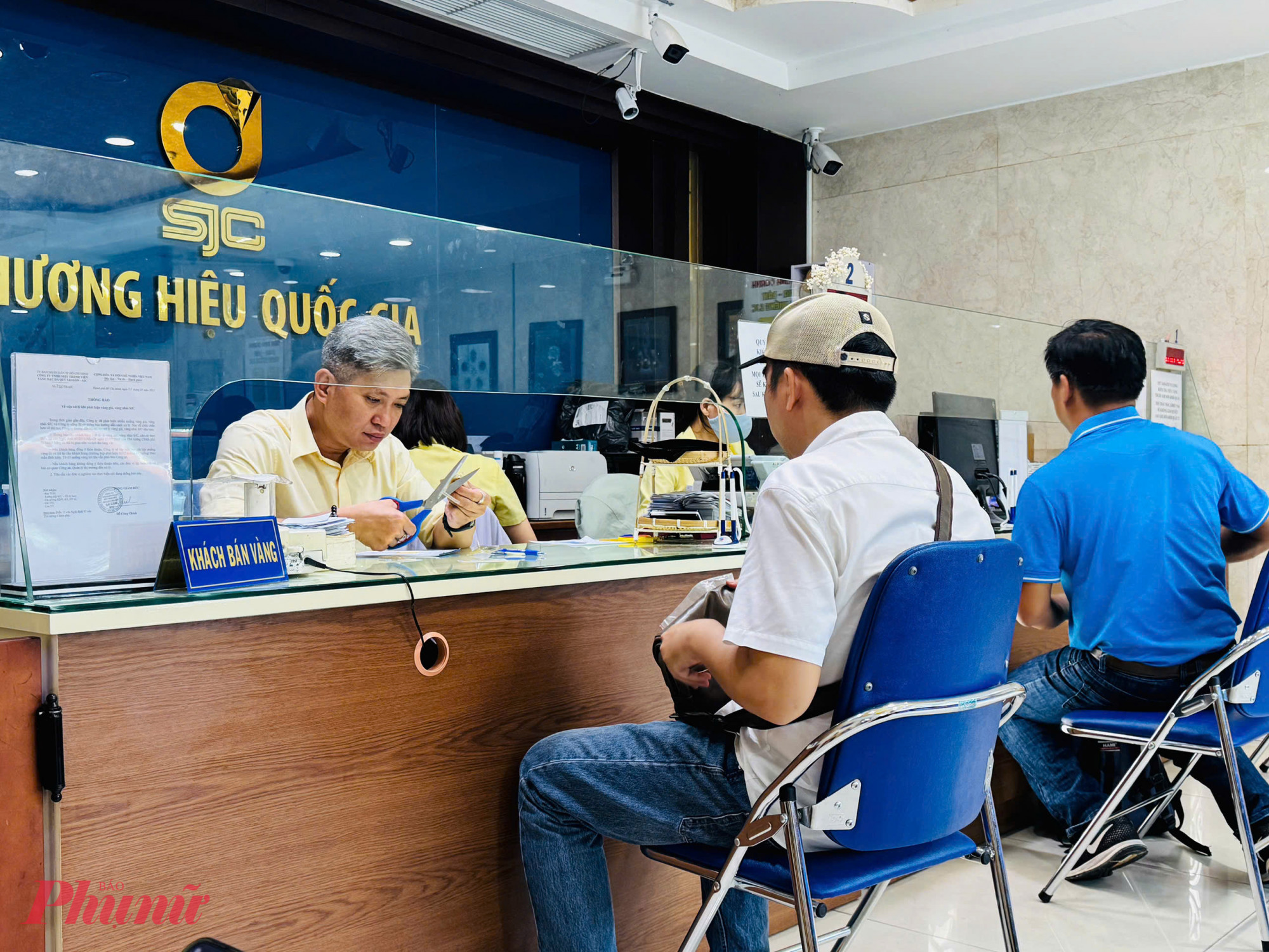 Giá vàng trong nước giảm mạnh, nhiều người lại xếp hàng bán vàng - Ảnh: Thanh Hoa