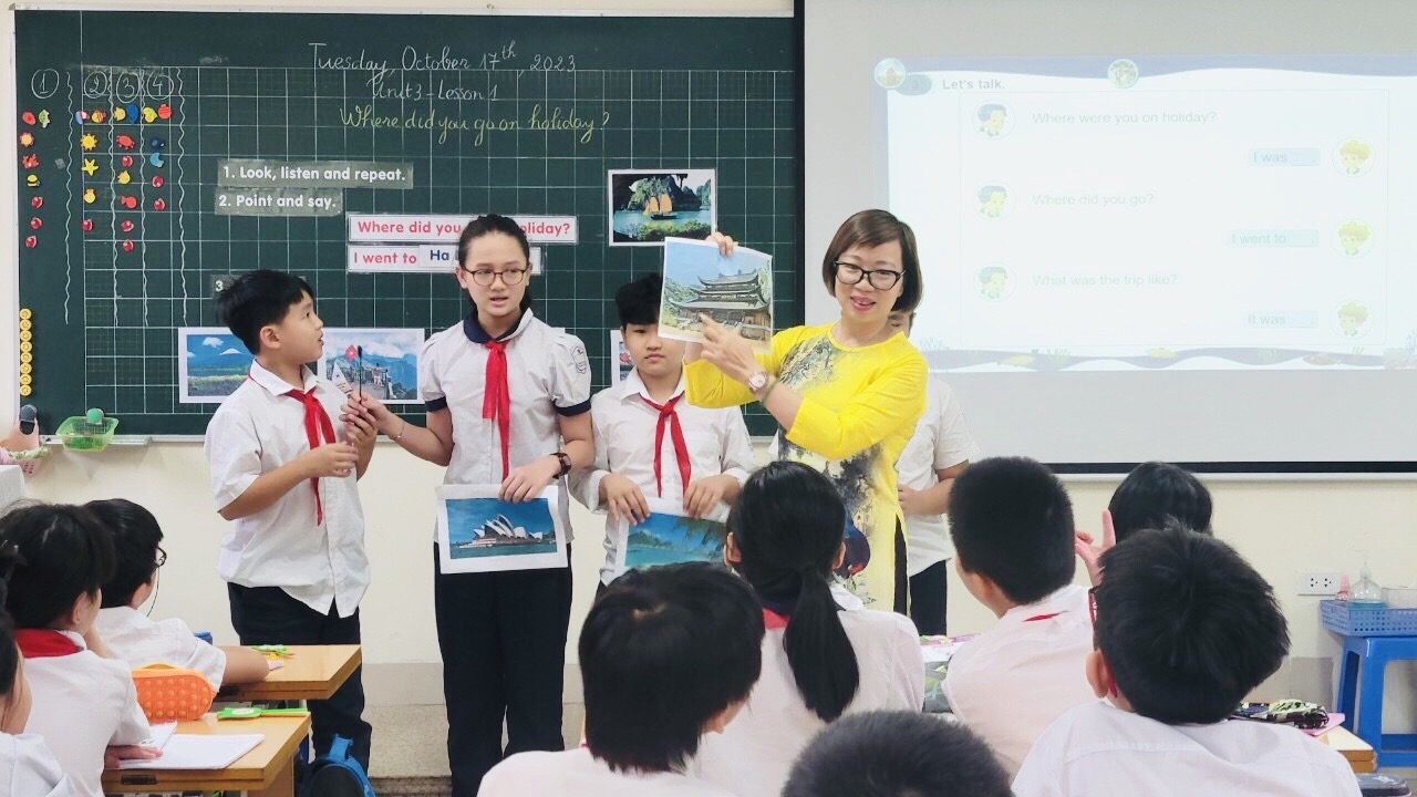 Giờ học tiếng Anh của cô và trò Trường tiểu học Trưng Vương, TP Hà Nội. Ảnh: Ngọc Bích