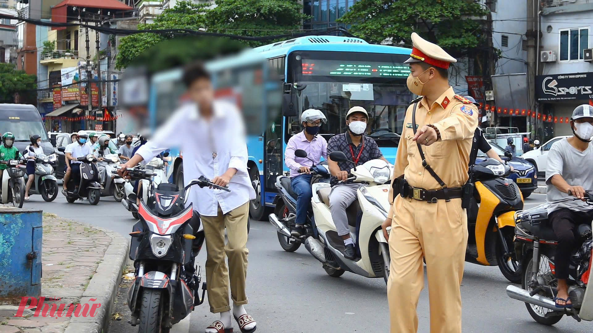Học sinh không đội mũ bảo hiểm, điều khiển xe mô tô khi chưa đủ tuổi bị xử lý nghiêm. Hôm nay cháu ngủ quên, bố mẹ lại đi làm sớm. Gần sát giờ học nên cháu vội quá nên không đội mũ bảo hiểm. N.T.L. (15 tuổi) cho biết.