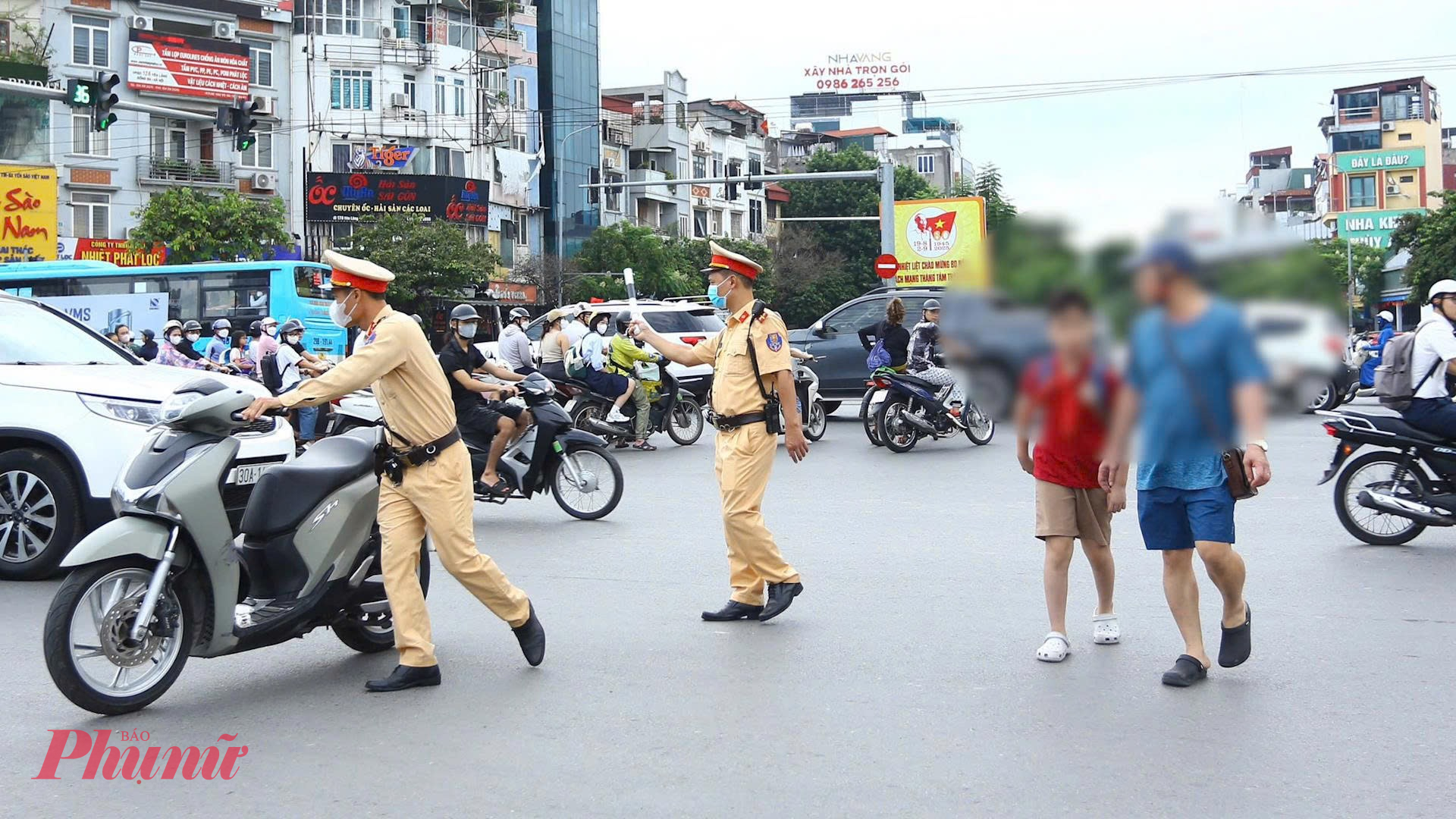 Hàng loạt phụ huynh vi phạm giao thông khi đưa con tới trường bị phát hiện, xử lý.