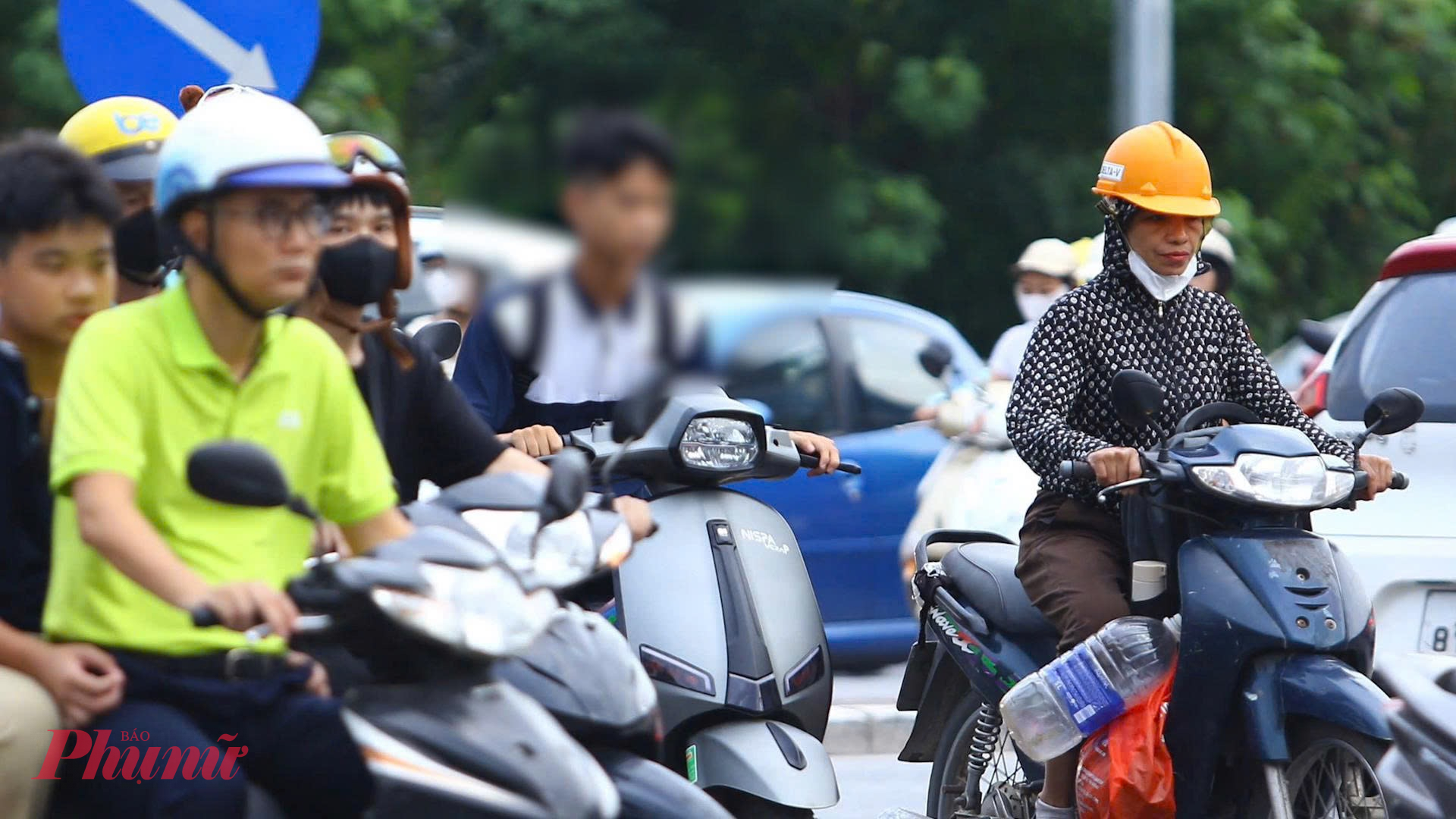 Thời gian qua, mặc dù lực lượng chức năng đã nhiều lần kiểm tra, xử lý, tuy nhiên tình trạng học sinh chưa đủ tuổi điều khiển xe mô tô không đội mũ bảo hiểm, “đèo ba, đèo bốn”, vượt đèn đỏ, đi ngược chiều; phụ huynh dừng, đỗ phương tiện tràn lan trước cổng trường vẫn tái diễn, tiềm ẩn nguy cơ mất ATGT.
