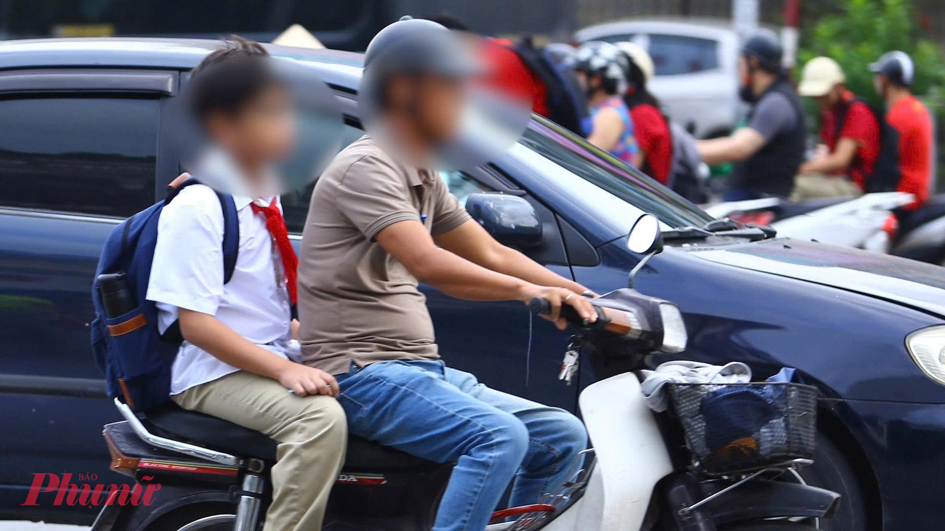 Nhiều phụ huynh chủ quan, chở quá số người quy định, không đội mũ bảo hiểm cho con khi đưa đi học.