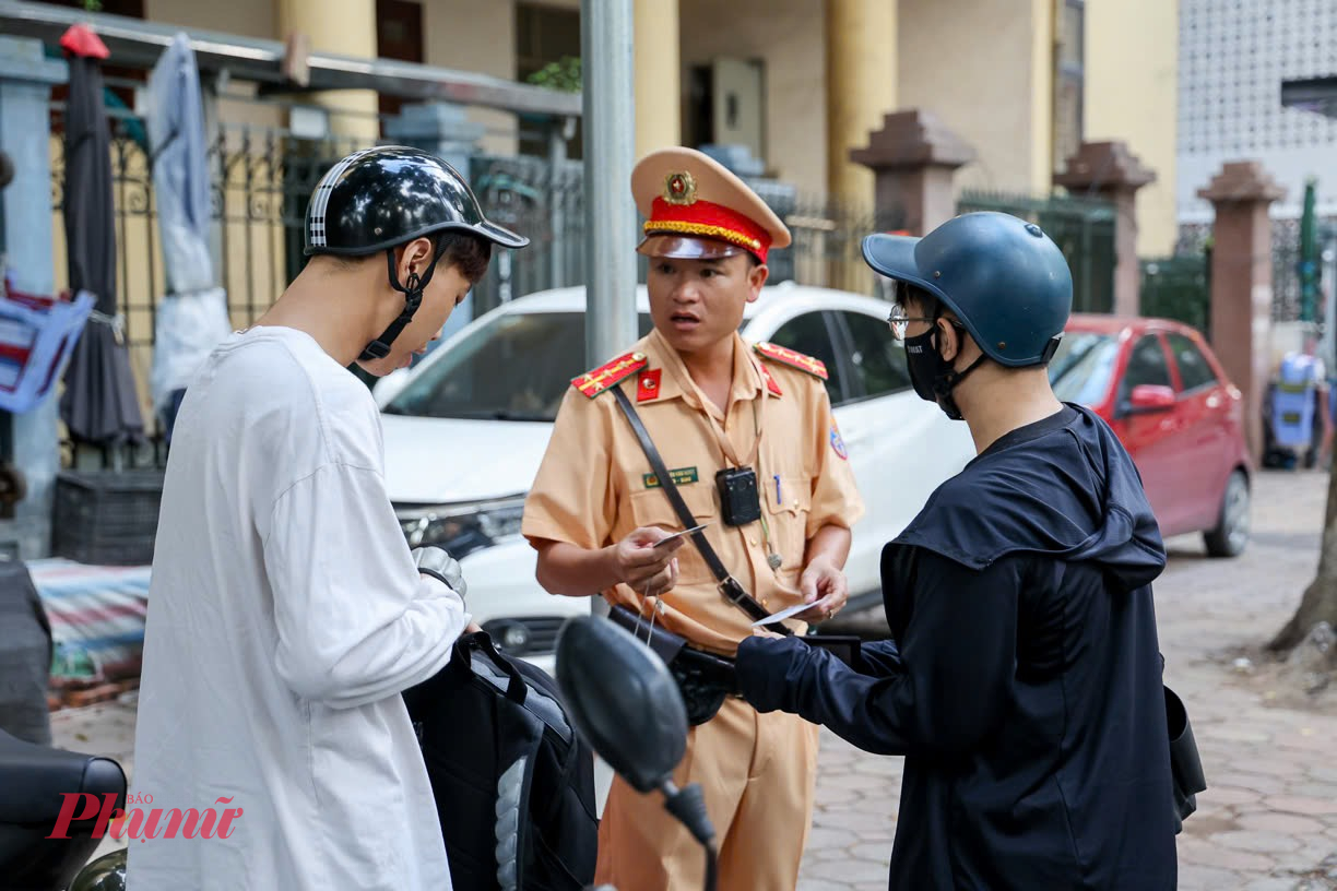 Trong sáng cùng ngày, Phòng Cảnh sát giao thông Hà Nội cũng đồng loạt triển khai lực lượng, xử lý các trường hợp học sinh vi phạm trên nhiều tuyến địa bàn. Việc kiểm tra diễn ra đồng loạt vào khung giờ tan học, nhằm kịp thời chấn chỉnh vi phạm.