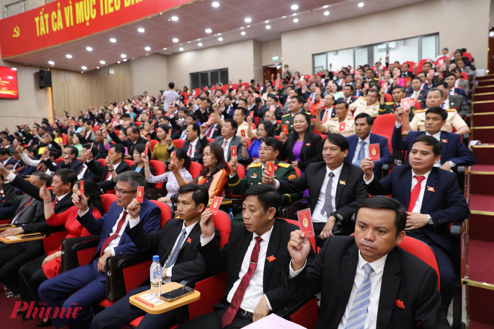 Các đại biểu thông qua nghị quyết đại hội