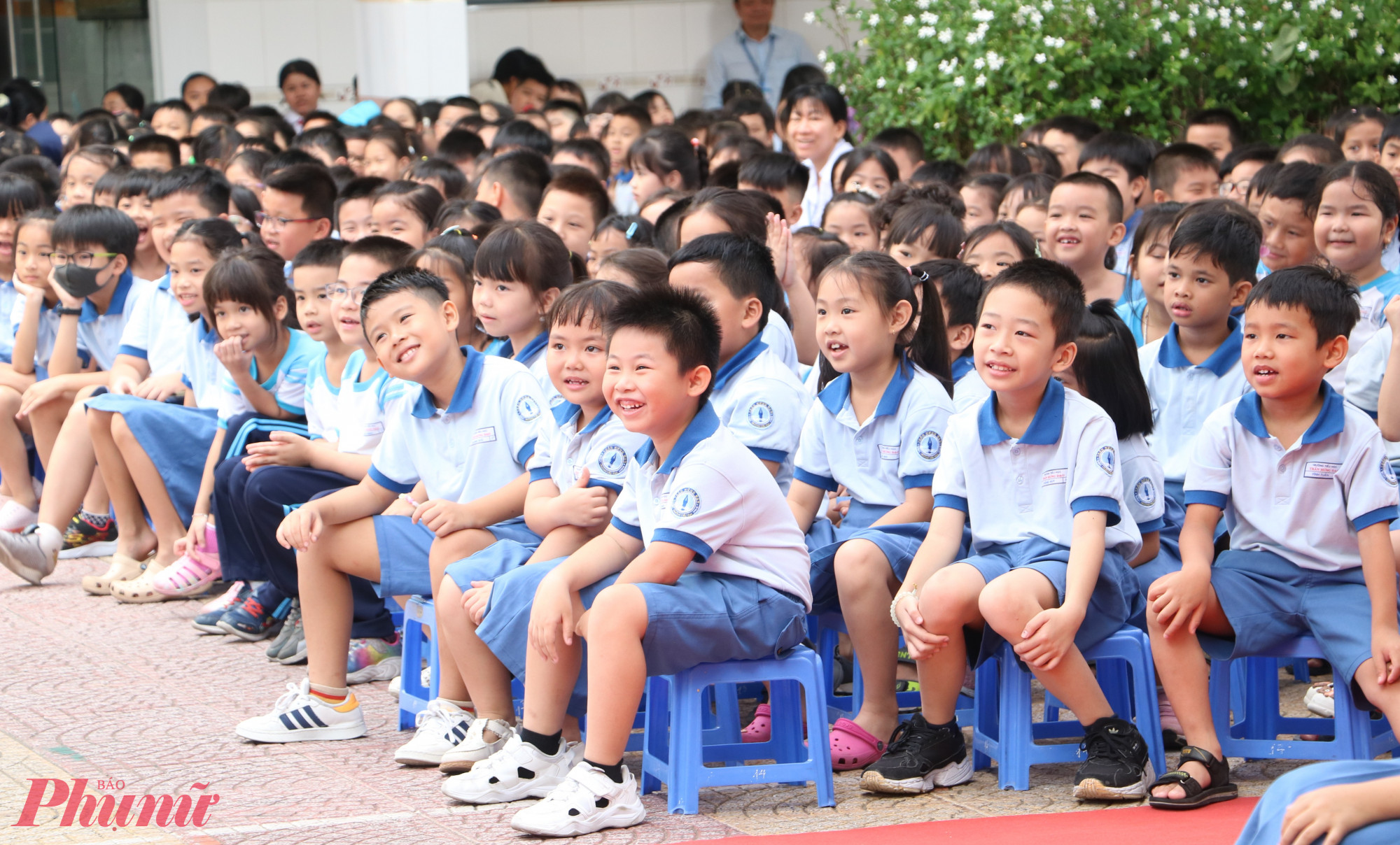 Học sinh Trường tiểu học Trần Hưng Đạo tham gia hoạt động ngoài sân trường - Ảnh: Trang Thư