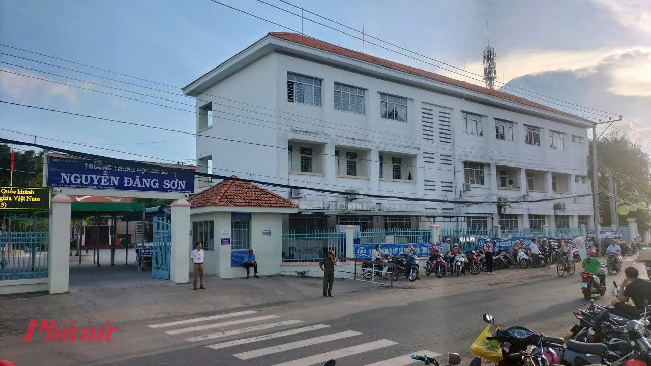Nhà trường phối hợp với địa phương giữ an ninh trật tự trước cổng trường giờ tan học