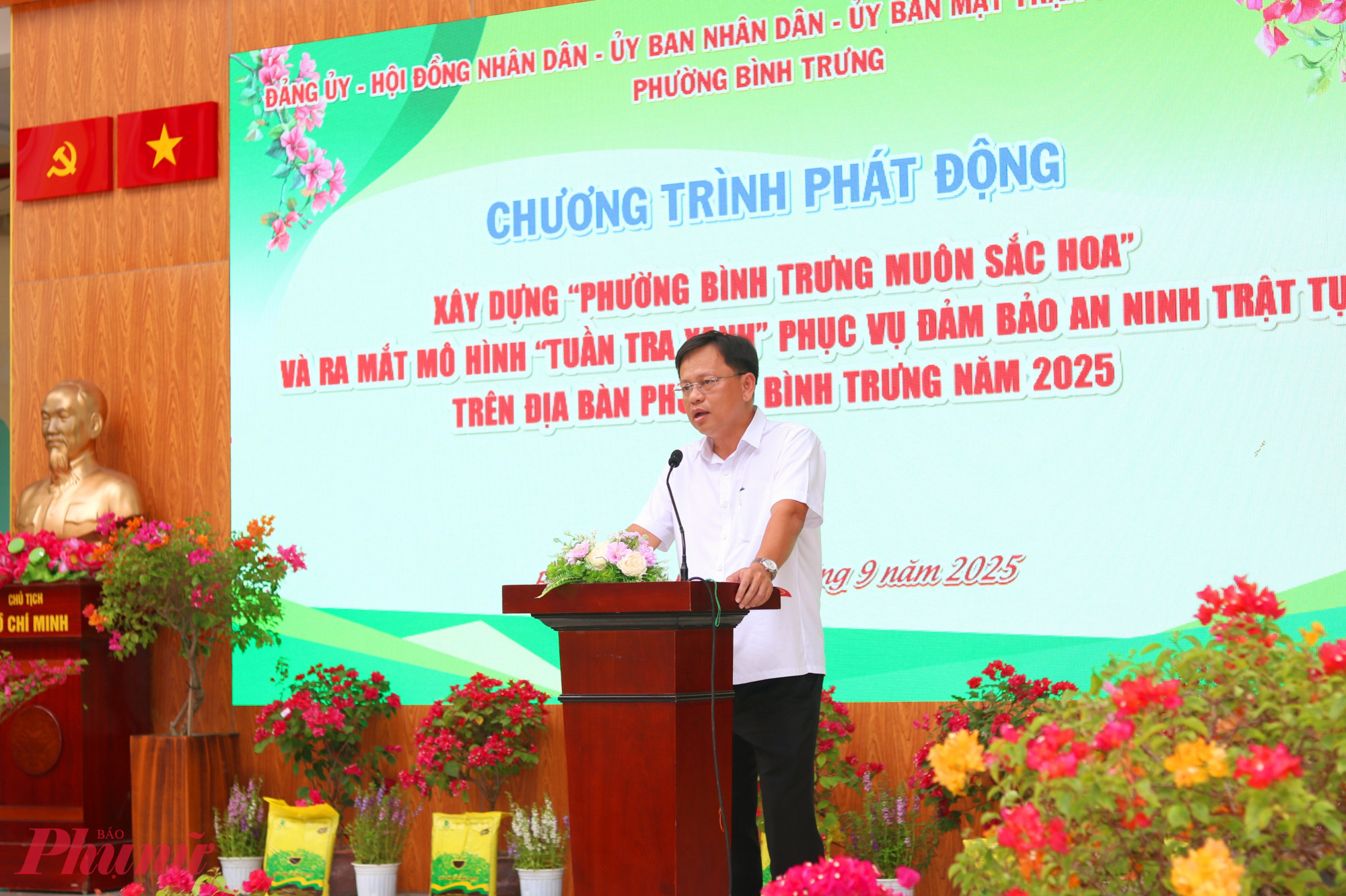 Ông Lê Quang Nam – Phó bí thư thường trực Đảng ủy phường Bình Trưng – phát động phong trào xây dựng “Bình Trưng muôn sắc hoa” - Ảnh: Mẫn Nhi