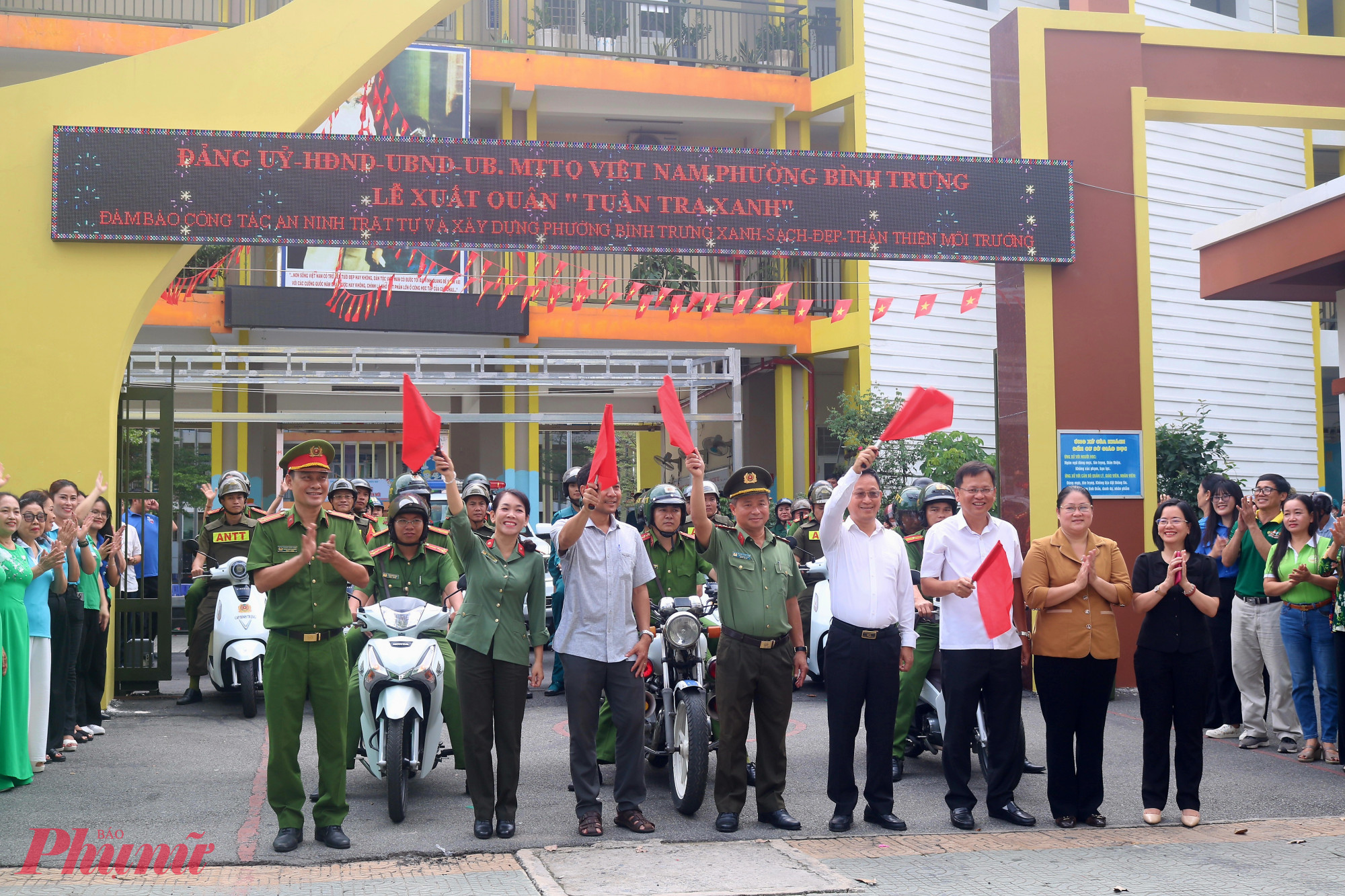 Lãnh đạo phường Bình Trưng phất cờ hiệu lệnh cho tổ “Tuần tra xanh” xuất phát - Ảnh: Mẫn Nhi