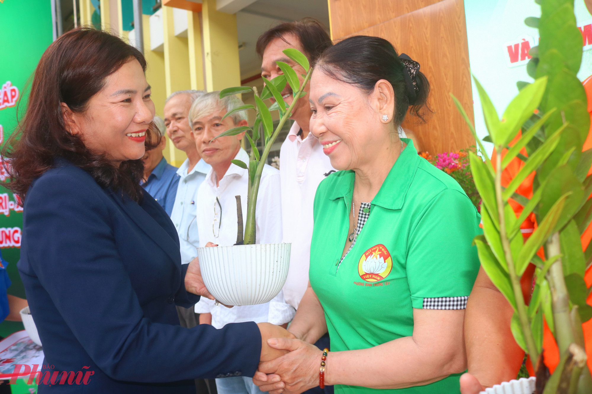 Ban tổ chức tặng 55 khu phố trên địa bàn những chậu hoa giấy, sen đá, kim phát tài, phi yến, đất sạch và chậu trồng hoa. Trong ảnh là bà Nguyễn Thị Ngọc Linh – Phó chủ tịch Hội LHPN TPHCM – trao các chậu cây và động viên các cô chú đại diện mỗi khu phố cùng hành động, vận động người dân hưởng ứng phong trào xây dựng “Bình Trưng muôn sắc hoa” - Ảnh: Mẫn Nhi