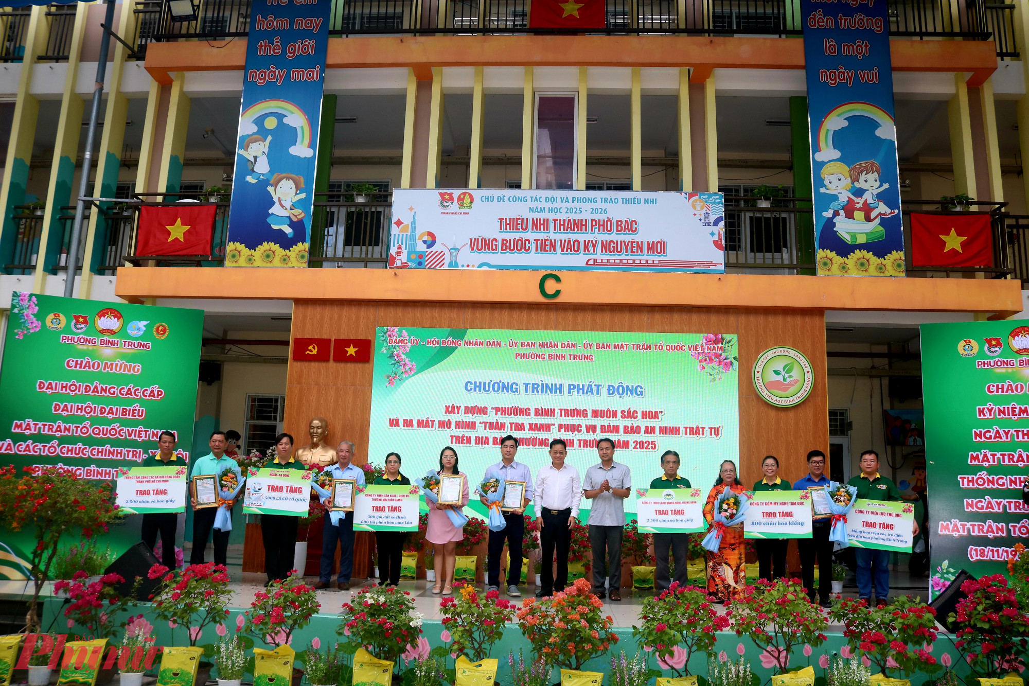 Hưởng ứng phong trào, Báo Người lao động tặng phường Bình Trưng 5.000 lá cờ Tổ quốc. Nhiều đơn vị khác cũng đồng hành cùng địa phương bằng những công trình, phần quà thiết thực là tạo mảng tường hoa trên các trụ điện, tặng đất sạch và phân bón, tặng chậu cây kiểng, chậu hoa giấy - Ảnh: Mẫn Nhi