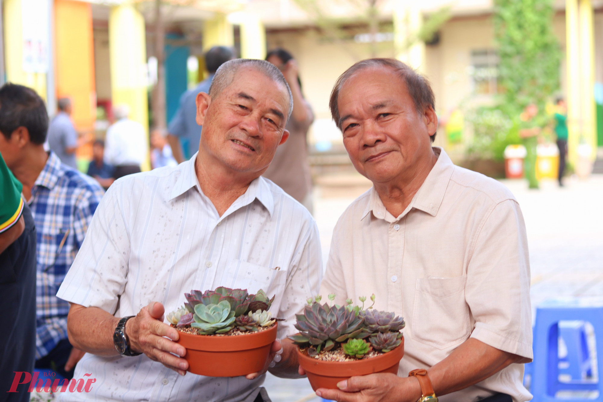 Đại diện các khu phố trên địa bàn phường Bình Trưng nhận chậu cây, chậu hoa từ ban tổ chức và cùng thể hiện quyết tâm góp sức xây dựng “Bình Trưng muôn sắc hoa” - Ảnh: Mẫn Nhi