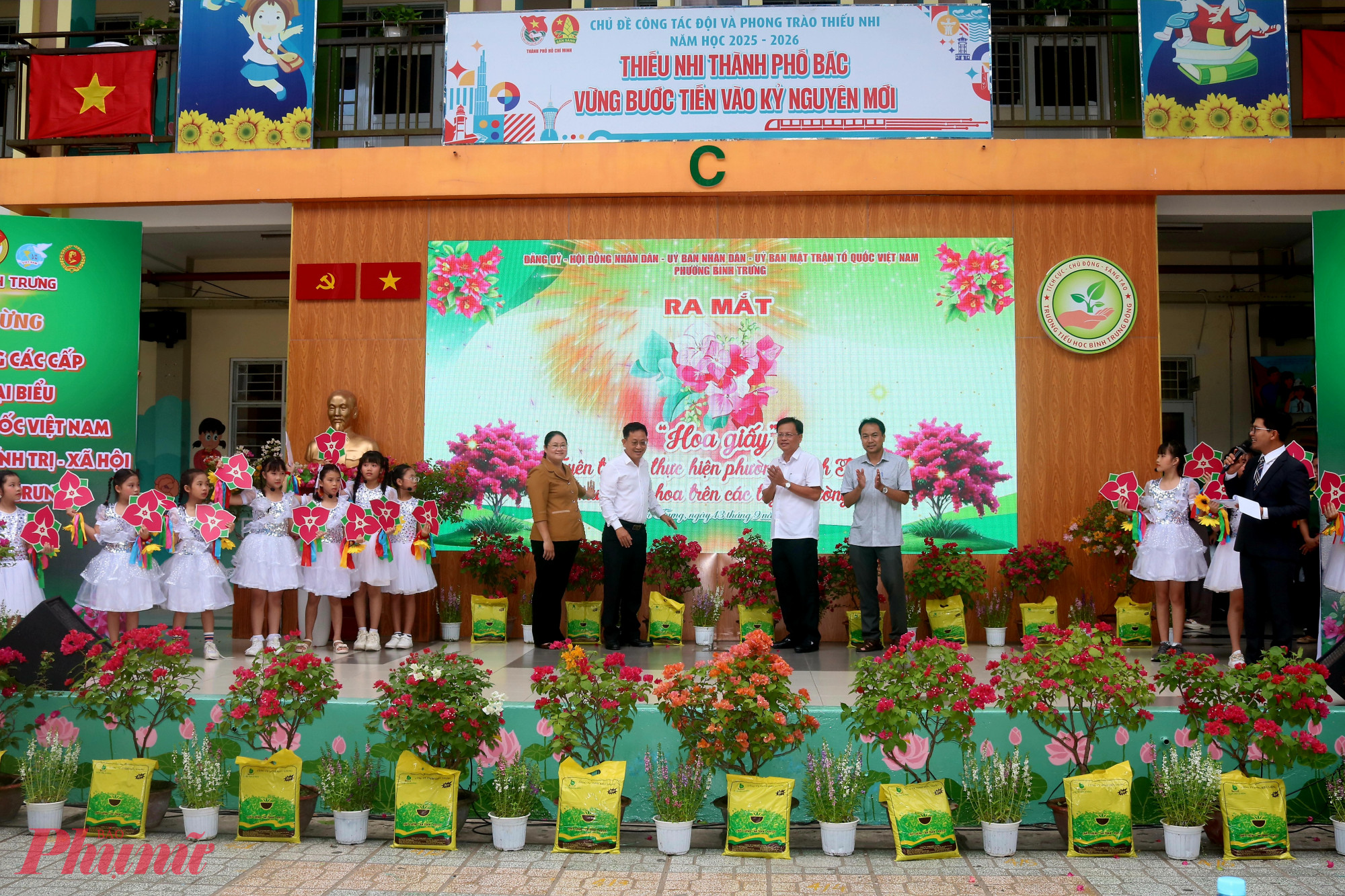 Phường Bình Trưng ra mắt biểu tượng hoa giấy để đồng hành cùng phong trào xây dựng “Bình Trưng muôn sắc hoa” - Ảnh: Mẫn Nhi