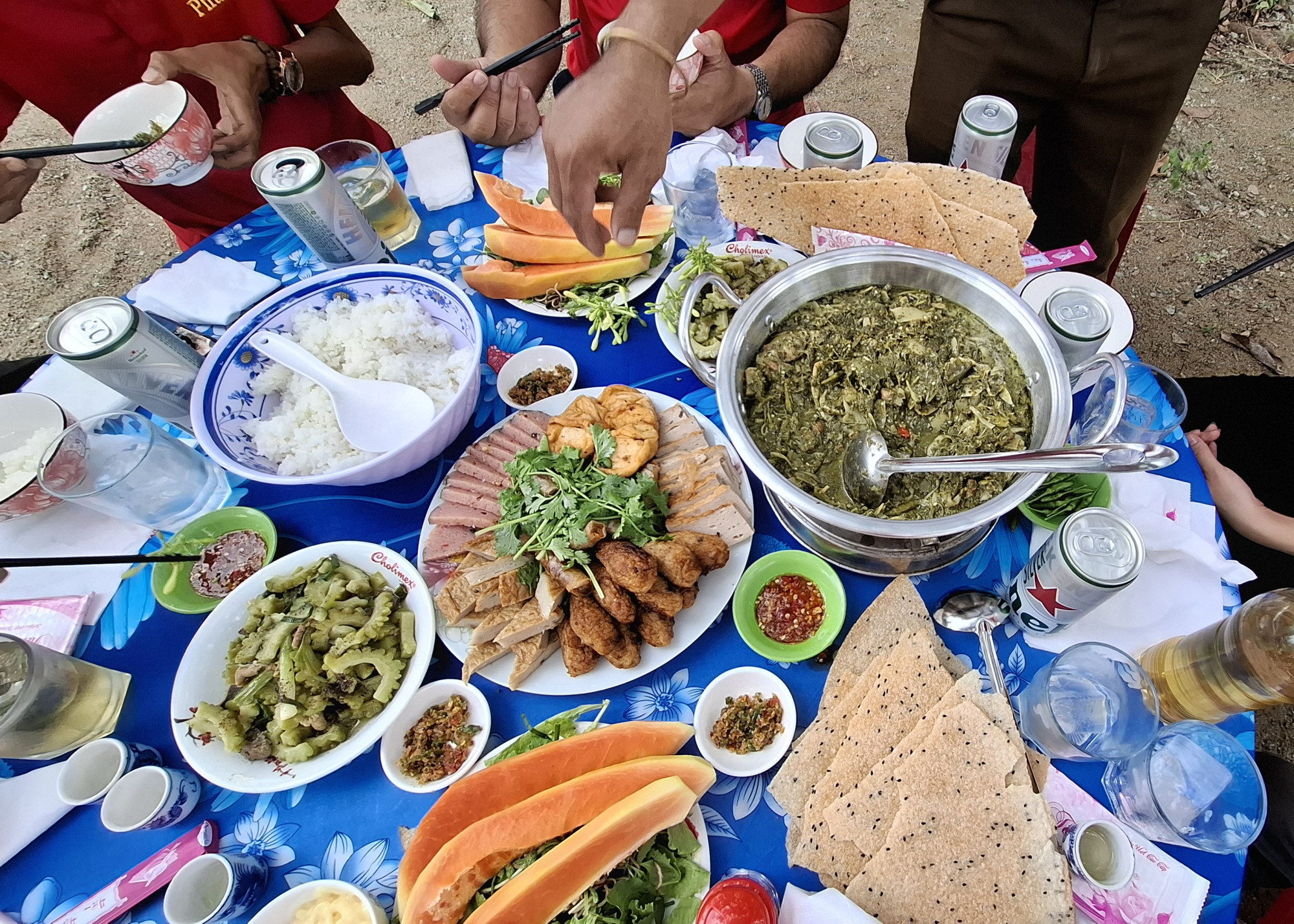 Nồi lá sắn kho.