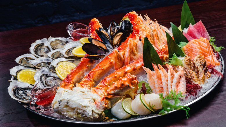 Hải sản là nguồn thực phẩm giàu dinh dưỡng được phụ nữ Hàn Quốc ưu tiên trong chế độ ăn uống hằng ngày. Với đường bờ biển dài, ẩm thực Hàn phong phú các loại hải sản như cá thu, cá hồi, mực, bạch tuộc hay nghêu, sò, vừa tươi ngon vừa giàu omega-3, canxi và protein dễ hấp thu. Phụ nữ Hàn thường chế biến hải sản theo cách nướng, hấp hoặc nấu súp để giữ trọn vị tự nhiên, đồng thời hạn chế dầu mỡ. Việc thường xuyên ăn hải sản không chỉ giúp tăng cường sức khỏe tim mạch, làm đẹp da mà còn hỗ trợ duy trì vóc dáng săn chắc.