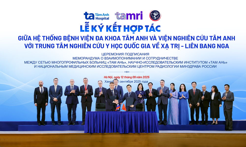 Bộ trưởng Bộ Y tế Liên bang Nga Mikhail Albertovich Murashko, Bộ trưởng Bộ Y tế Đào Hồng Lan, đại diện Đại sứ quán và lãnh đạo các đơn vị y tế hai nước cùng chứng kiến khoảnh khắc ký kết hợp tác, mở ra bước tiến mới trong nghiên cứu, chuyển giao công nghệ và điều trị ung thư tại Việt Nam - Ảnh: BVĐK Tâm Anh