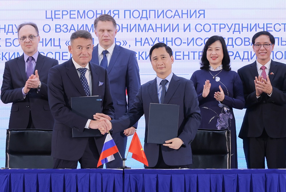 Ông Kaprin Andrey Dmitrievich - Tổng giám đốc Trung tâm Y học Quốc gia về Xạ trị - Viện Hertsen Liên bang Nga trao đổi văn kiện hợp tác với ông Ngô Chí Dũng - Chủ tịch HĐQT Hệ thống BVĐK Tâm Anh và Viện Nghiên cứu Tâm Anh (TAMRI) tại lễ ký kết chiều 12/9, với sự chứng kiến của Bộ trưởng Bộ Y tế Liên bang Nga Mikhail Albertovich Murashko và Bộ trưởng Bộ Y tế Đào Hồng Lan - Ảnh: BVĐK Tâm Anh