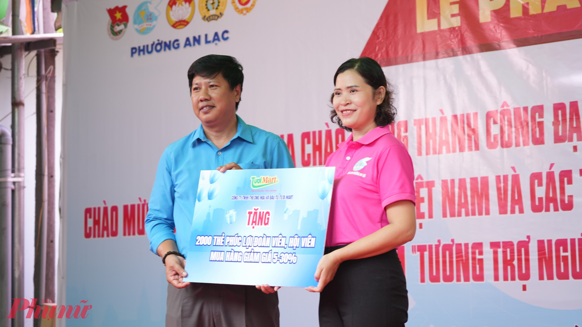 Bà Nguyễn Thị Cẩm – Phó chủ tịch Ủy ban MTTQ, Chủ tịch Hội LHPN phường An Lạc – nhận bảng tượng trưng tặng 2.000 phiếu mua hàng giảm giá từ công ty Tươi Mart - Ảnh: Ủy ban MTTQ Việt Nam phường An Lạc.
