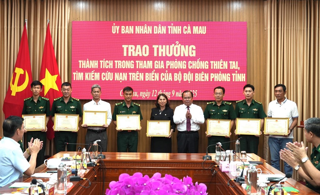 Phó chủ tịch UBND tỉnh Nguyễn Minh Luân trao bằng khen cho cán bộ, chiến sĩ và chủ tàu cá có thành tích xuất sắc đột xuất trong tìm kiếm cứu nạn