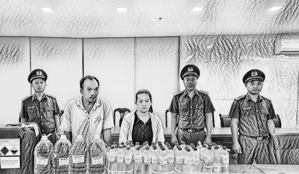 Công an đọc lệnh khởi tố các bị can