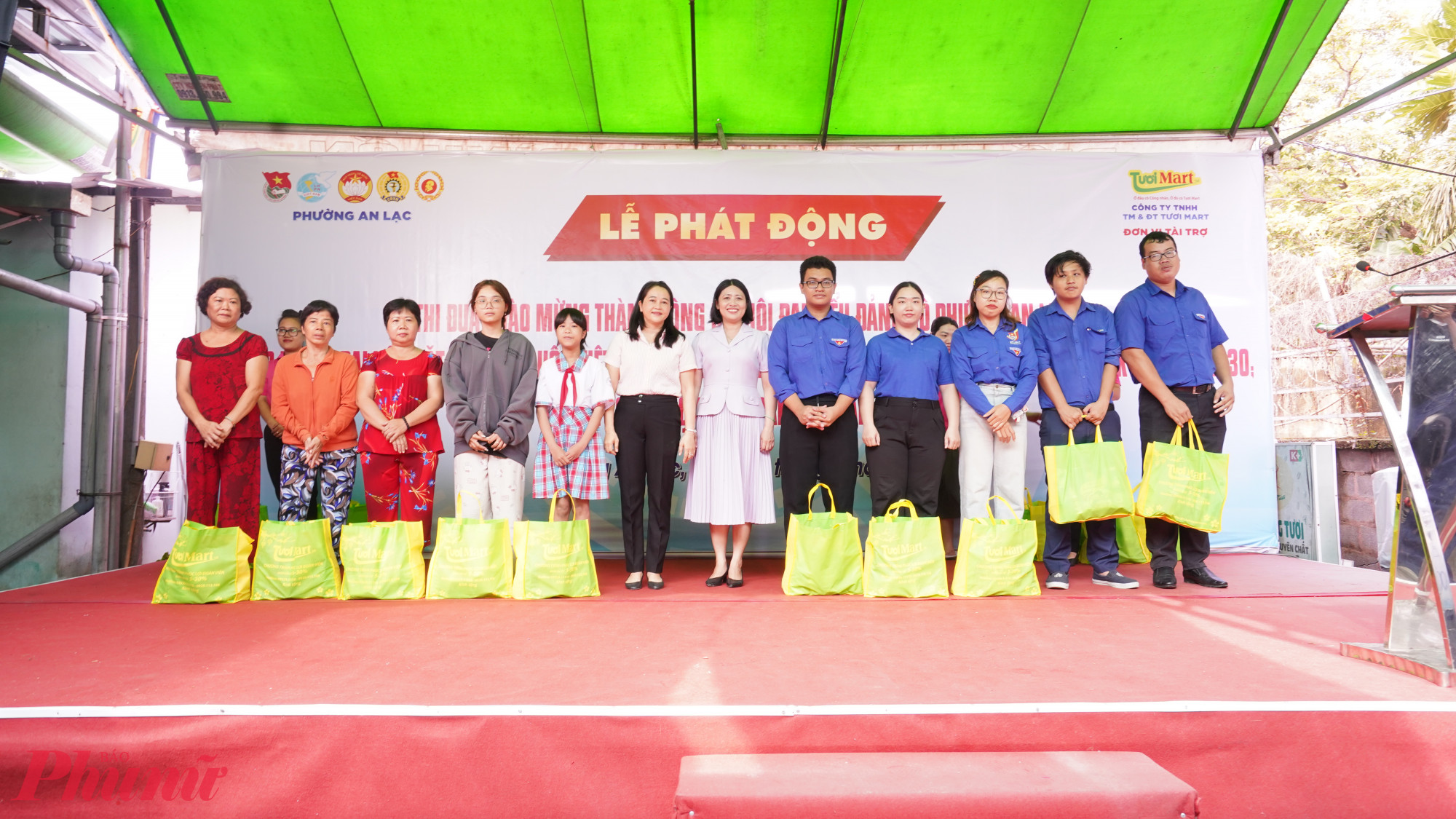 Tại lễ phát động, ban tổ chức trao quà tháng Chín do công ty Tươi Mart tặng tiếp sức 20 hộ đoàn viên, hội viên và người dân có hoàn cảnh khó khăn - Ảnh: Ủy ban MTTQ Việt Nam phường An Lạc