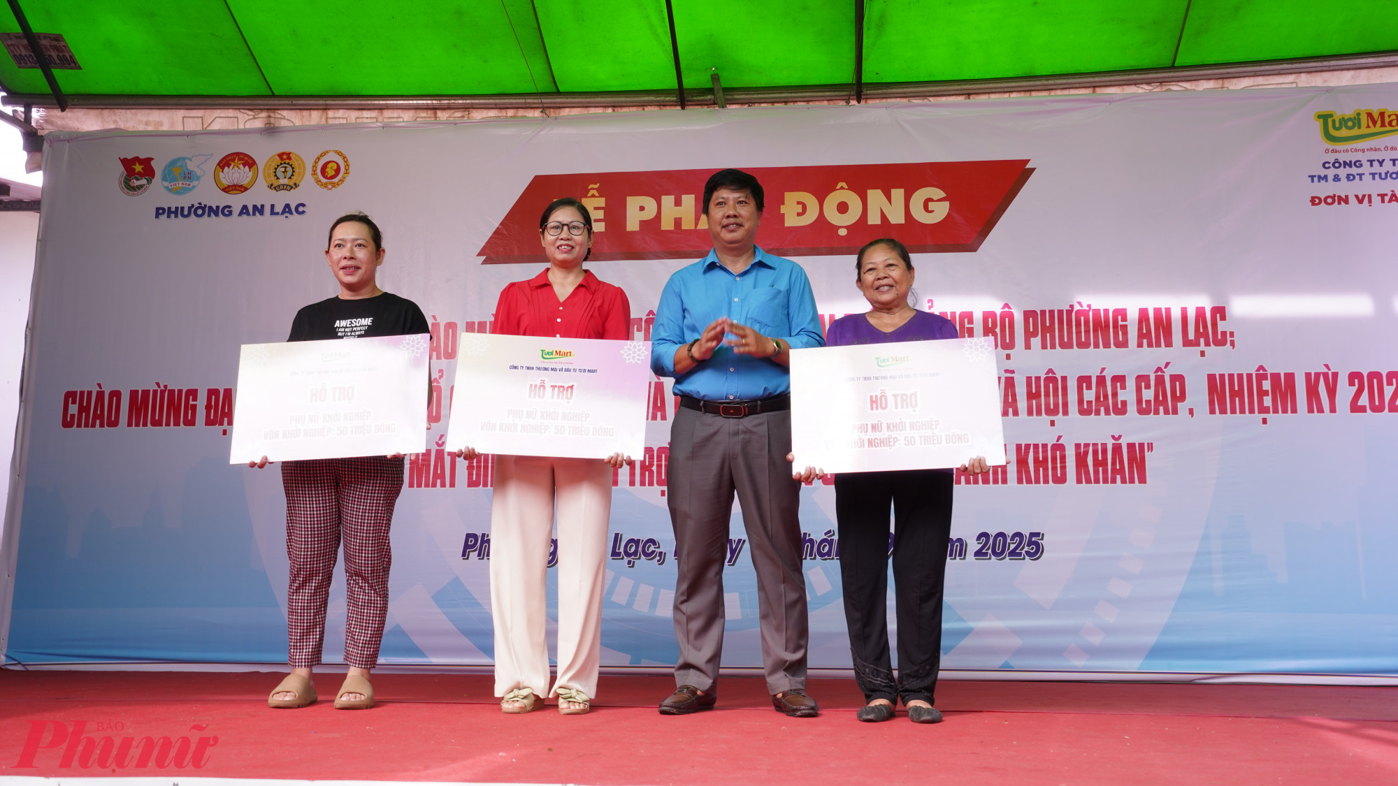 Công ty Tươi Mart hỗ trợ vốn khởi nghiệp cho 3 hội viên phụ nữ phường An Lạc, mỗi chị 50 triệu đồng (có hoàn lại) - Ảnh: Ủy ban MTTQ Việt Nam phường An Lạc.