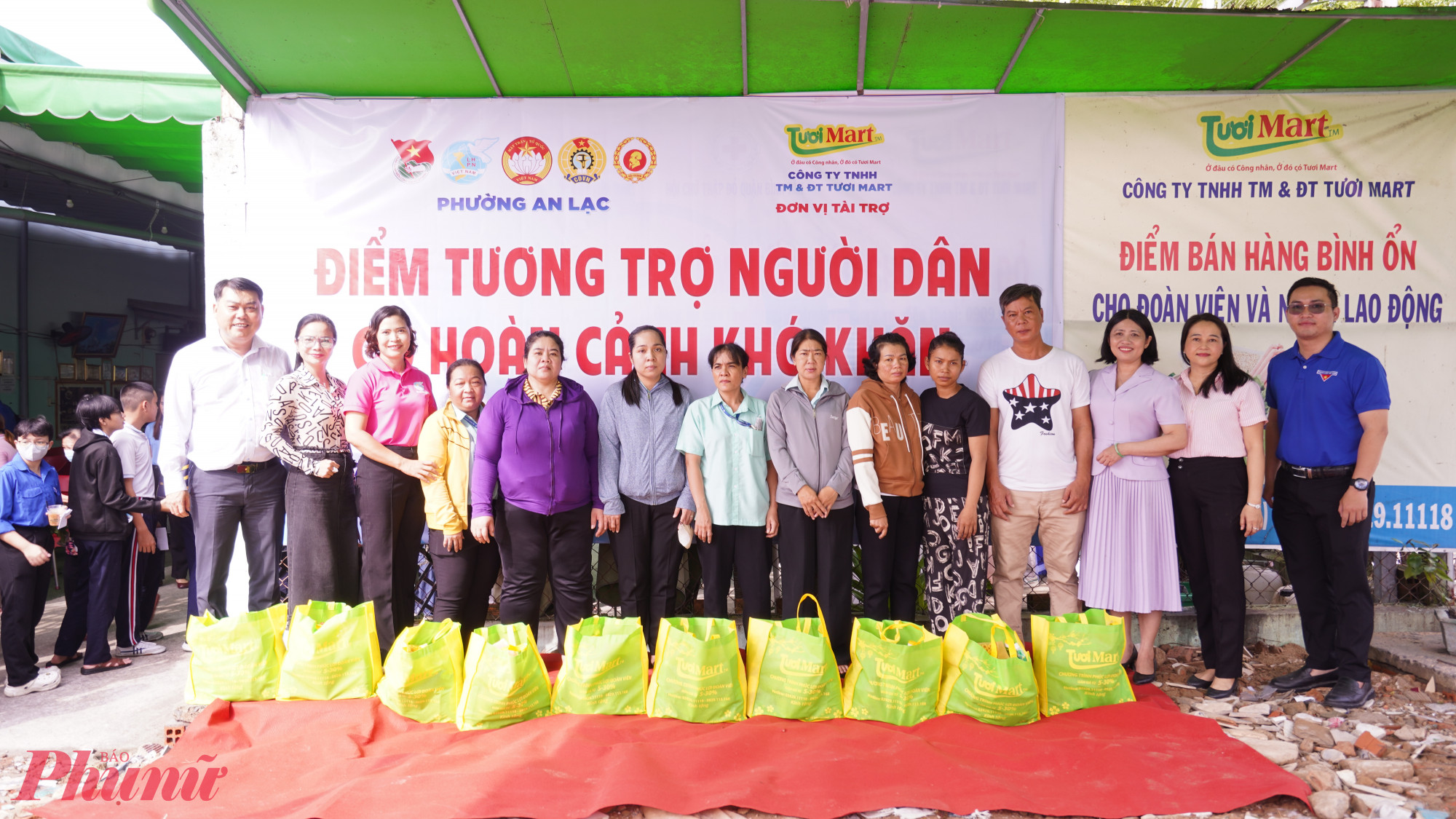 Ban tổ chức ra mắt “Điểm tương trợ người dân có hoàn cảnh khó khăn” và tặng quà cho đại diện 10 hộ dân - Ảnh: Ủy ban MTTQ Việt Nam phường An Lạc.