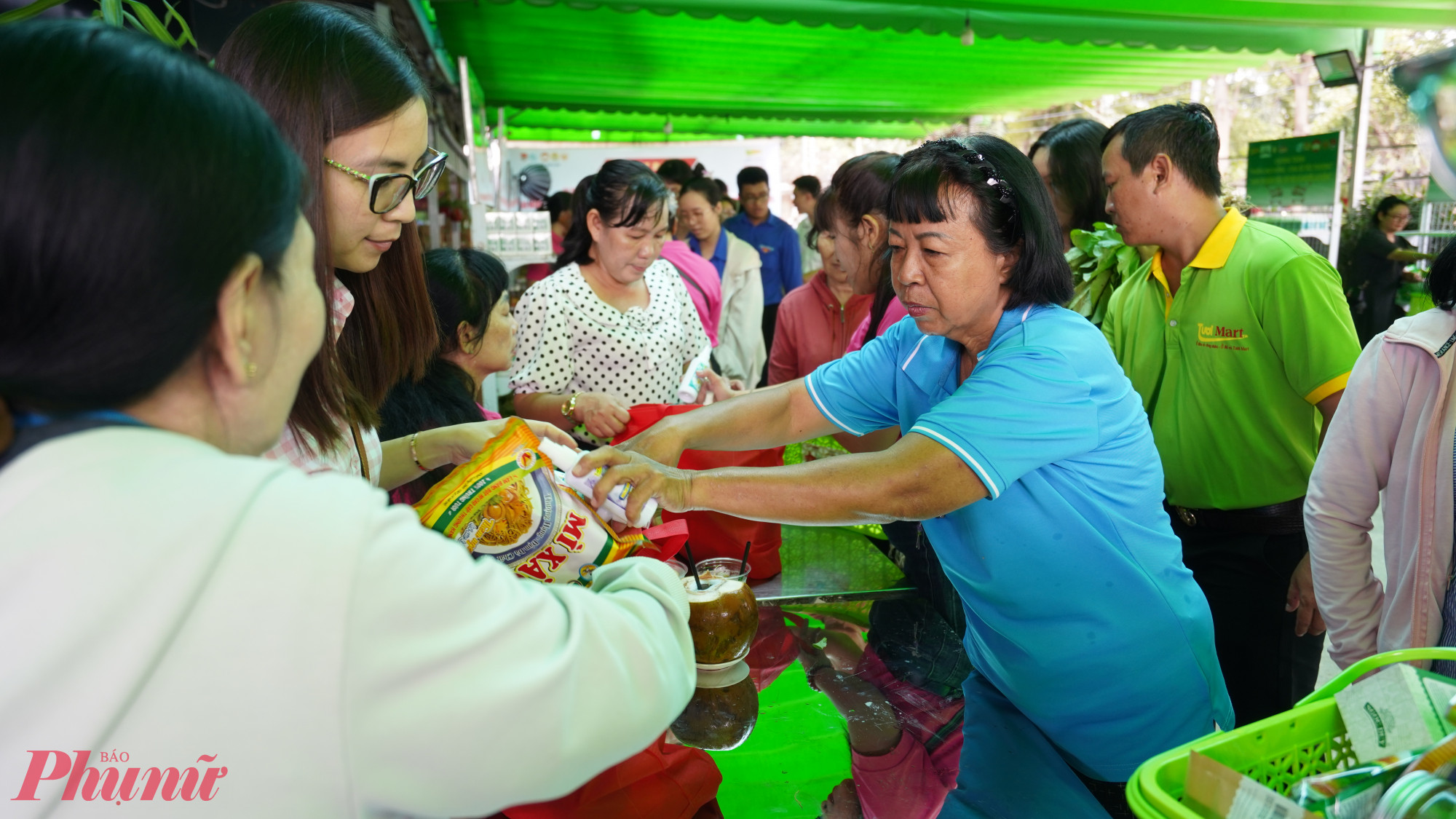 Phiên chợ nghĩa tình – chia sẻ yêu thương - Ảnh: Ủy ban MTTQ Việt Nam phường An Lạc