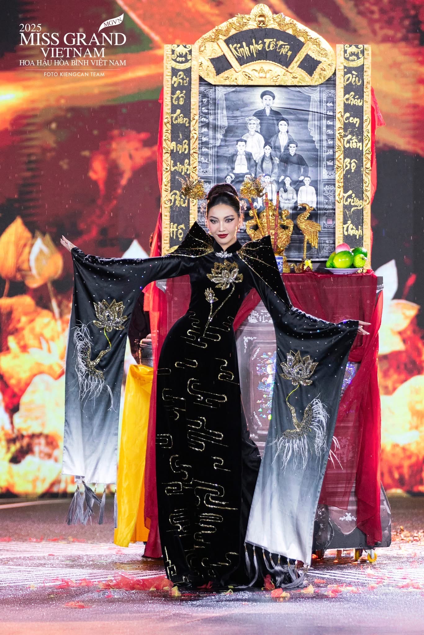 Trang phục dân tộc Hương khói gia tiên của tác giả Trần Công Hậu tại Miss Grand Vietnam 2025 gây tranh cãi dữ dội 