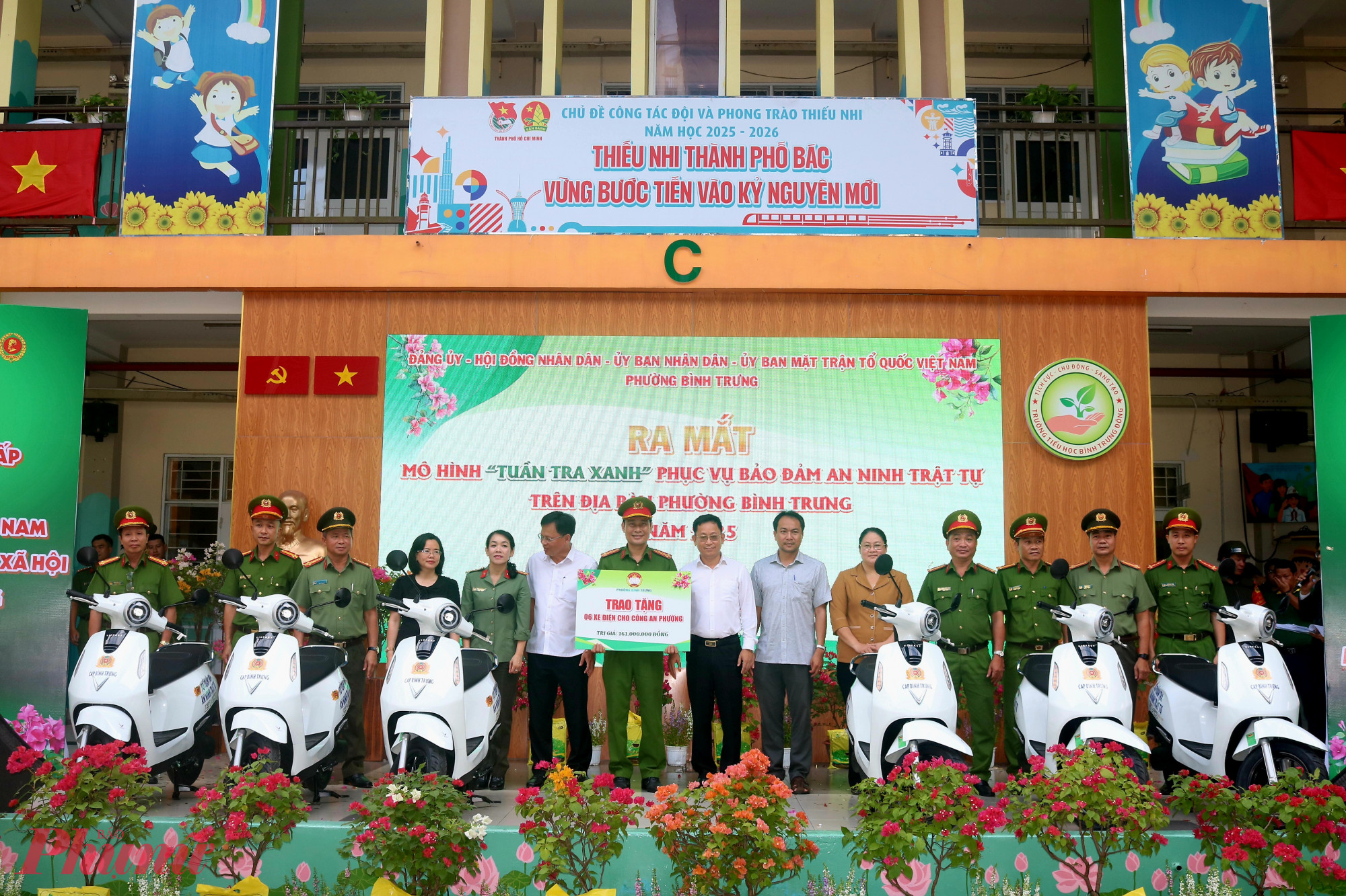 Dịp ra mắt mô hình “Tuần tra xanh”, Ủy ban MTTQ và các tổ chức chính trị - xã hội phường Bình Trưng tặng Công an phường 6 xe tuần tra với tổng số tiền 161 triệu đồng - Ảnh: Mẫn Nhi