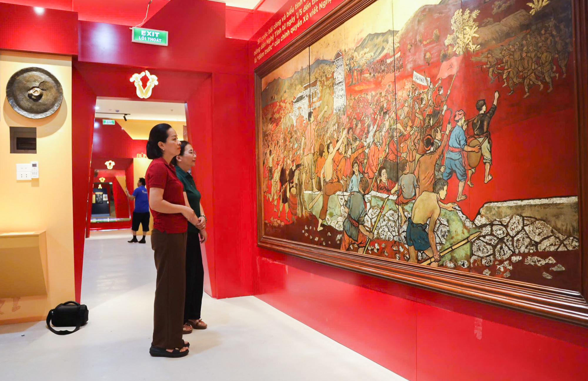 Ngoài màn trình chiếu mapping, du khách đến với show trải nghiệm đêm “Lửa Xô viết” còn được hơn 16.000 hiện vật, hình ảnh, tư liệu quý ở bảo tàng - Ảnh: Phan Ngọc