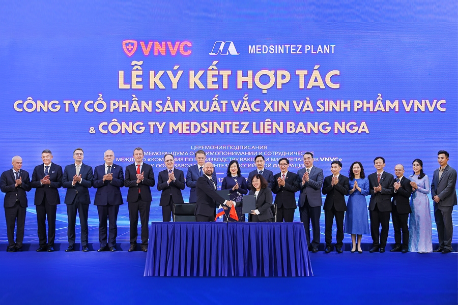 Ông Konstantin Gorodnitsky - Trưởng Văn phòng đại diện Công ty Medsintez tại Việt Nam và bà Trần Thị Hồng Thủy - Giám đốc Nhà máy Vắc xin và Sinh phẩm VNVC ký kết hợp tác - Ảnh: Phạm Giang